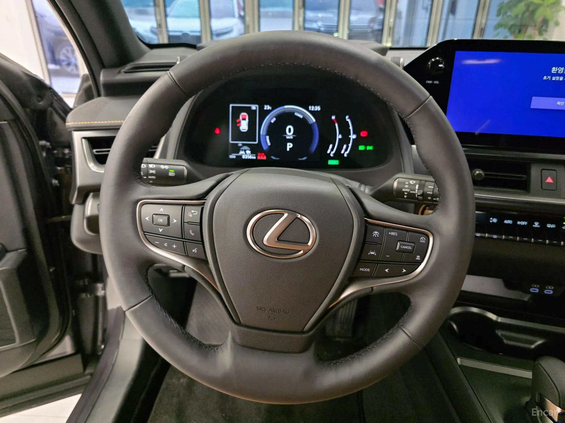 Lexus UX300h превью 13
