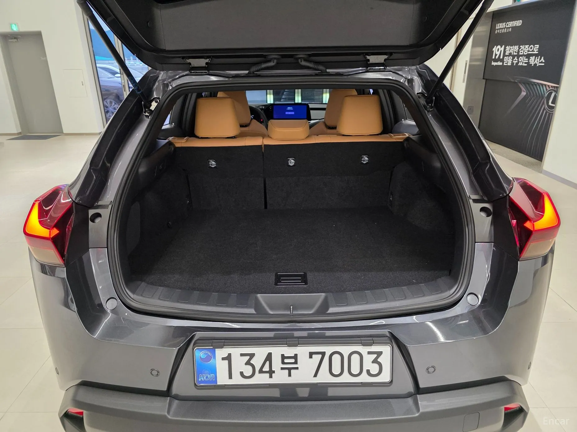 Lexus UX300h превью 14