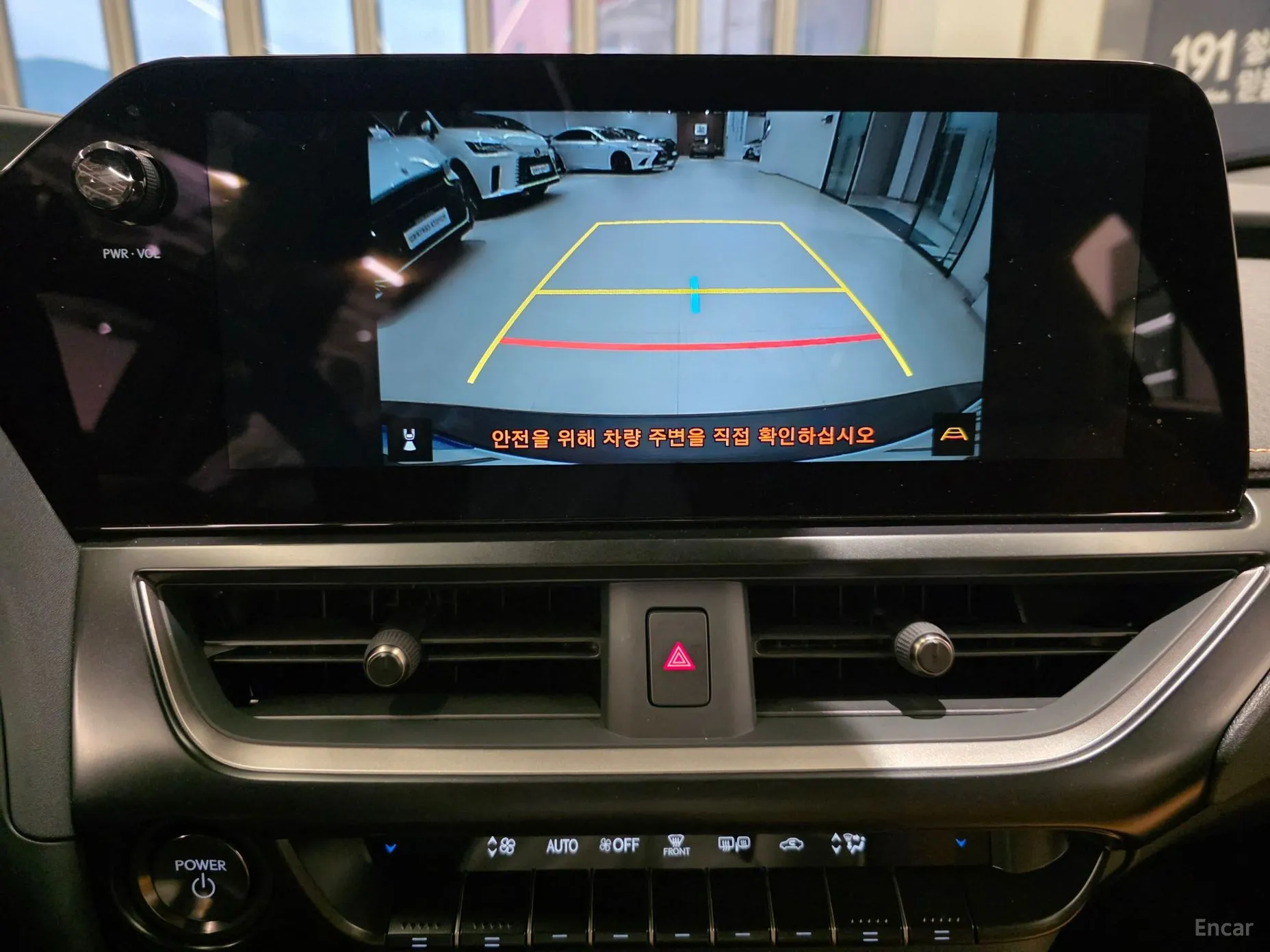 Lexus UX300h превью 15