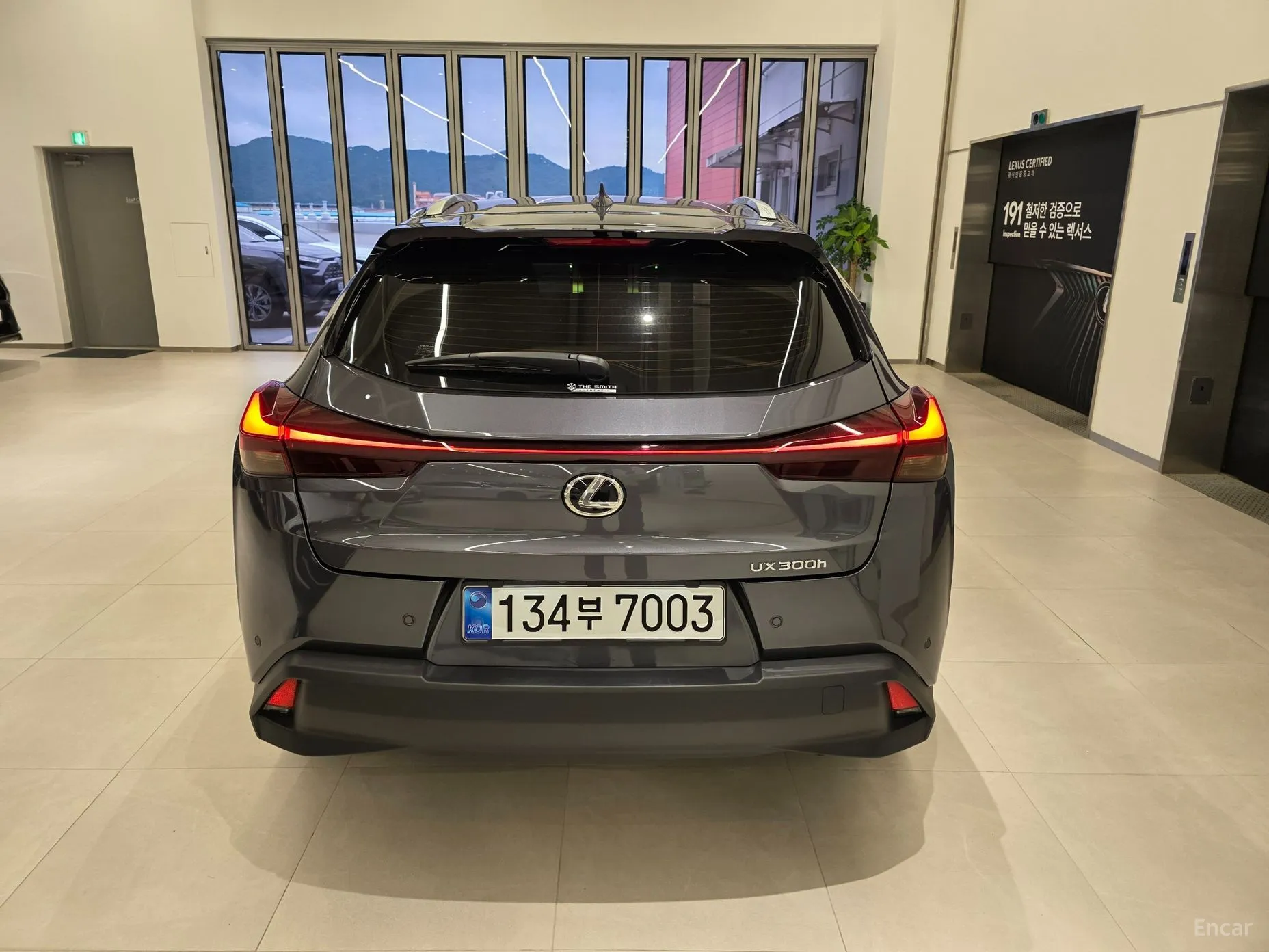 Lexus UX300h превью 4