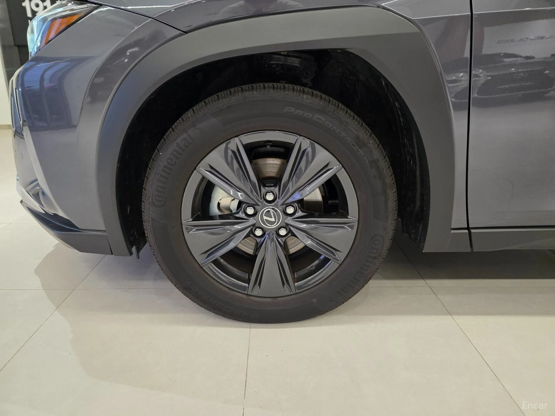 Lexus UX300h превью 5
