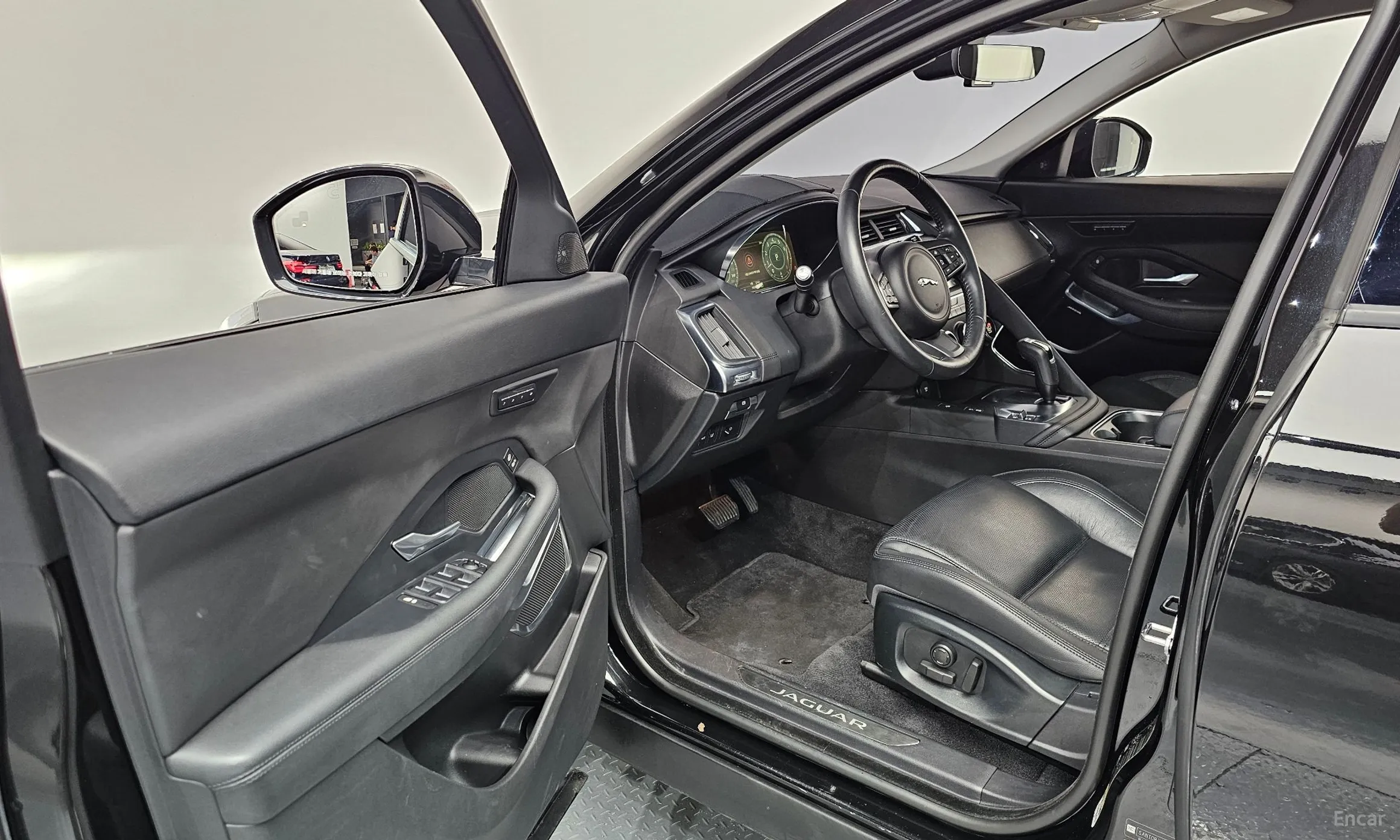Jaguar E-PACE превью 10