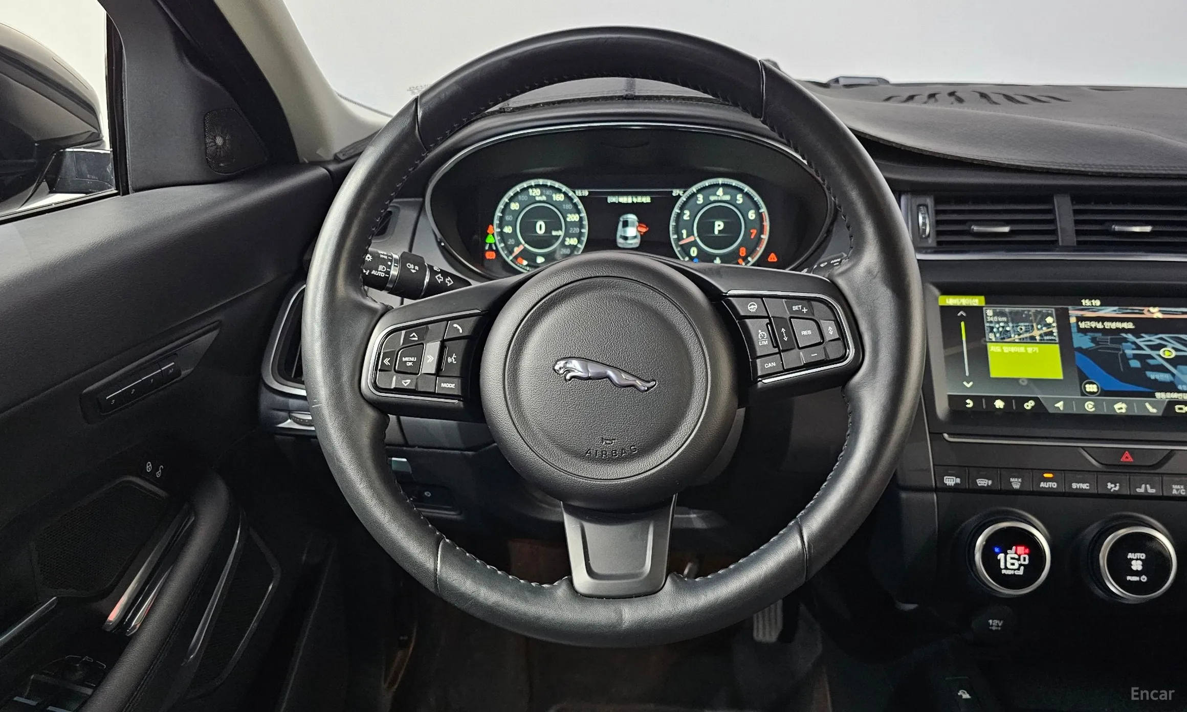 Jaguar E-PACE превью 12