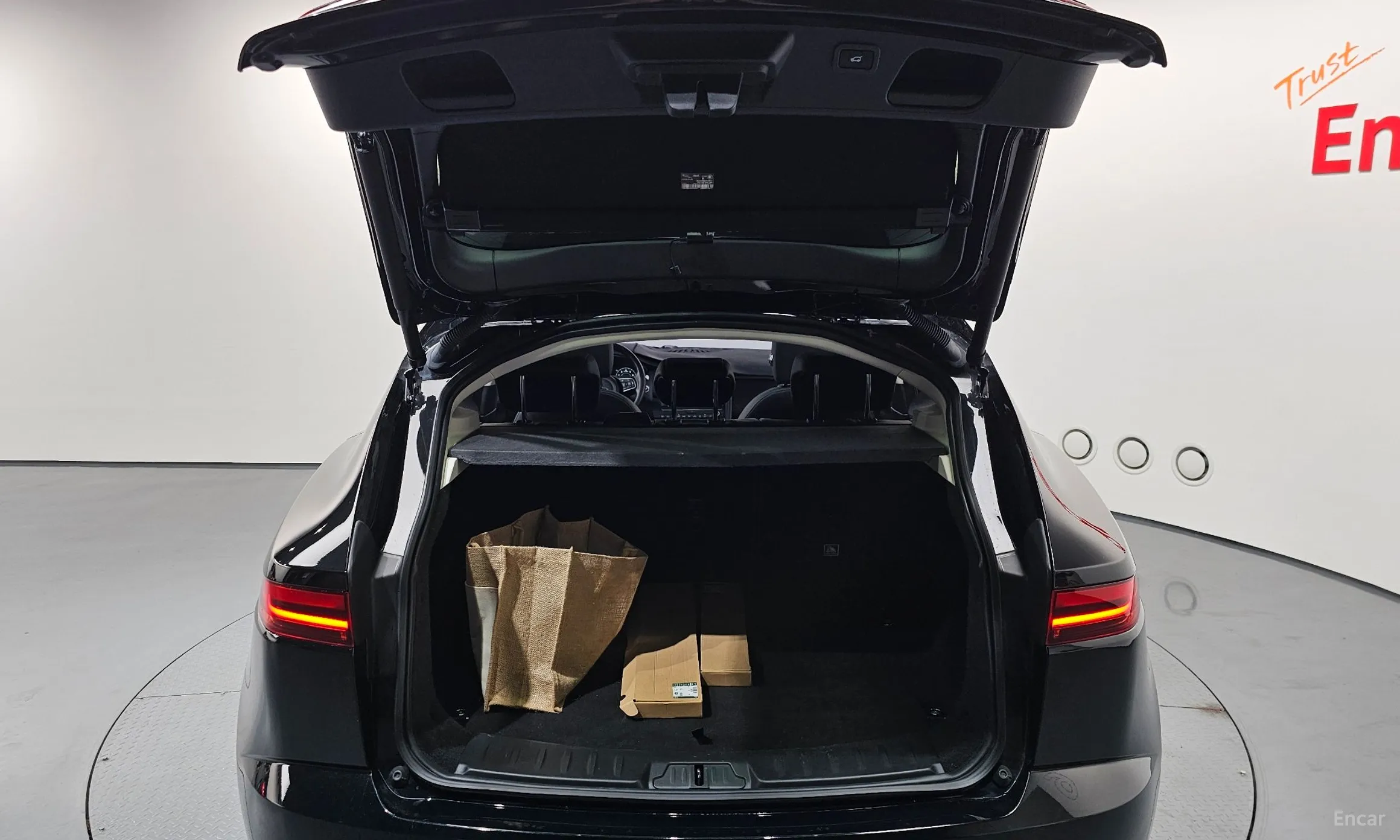 Jaguar E-PACE превью 18