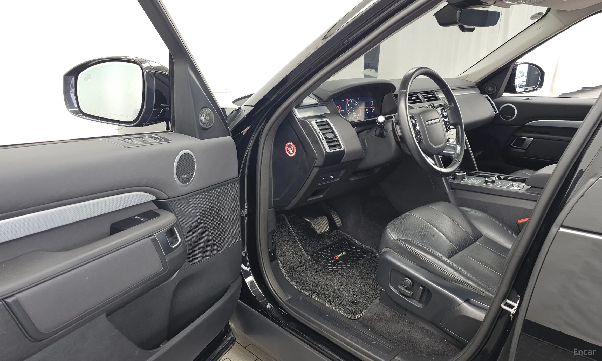 Land Rover Discovery 5 превью 10