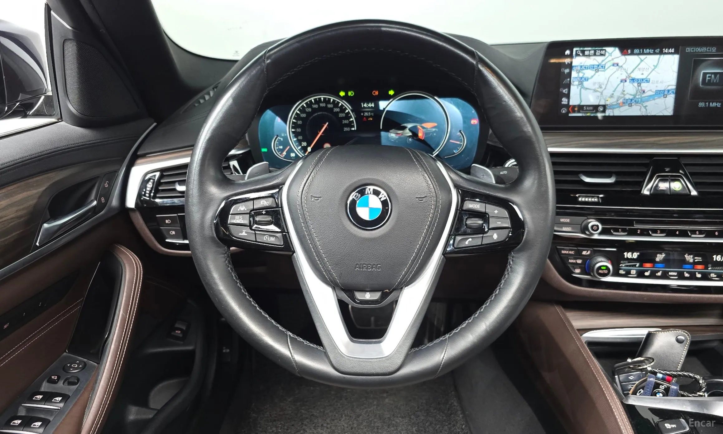 BMW 5 Series (G30) превью 13