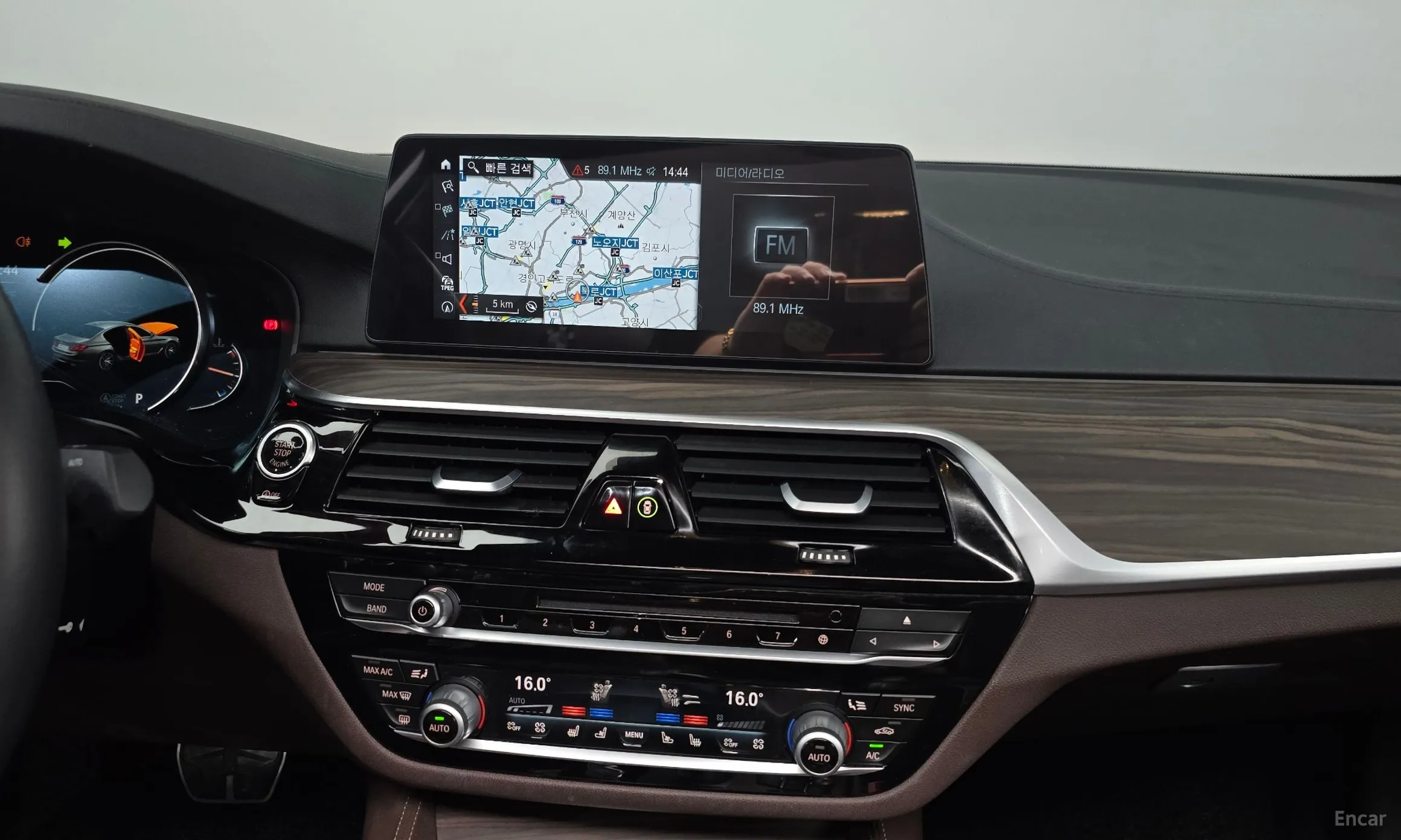 BMW 5 Series (G30) превью 14