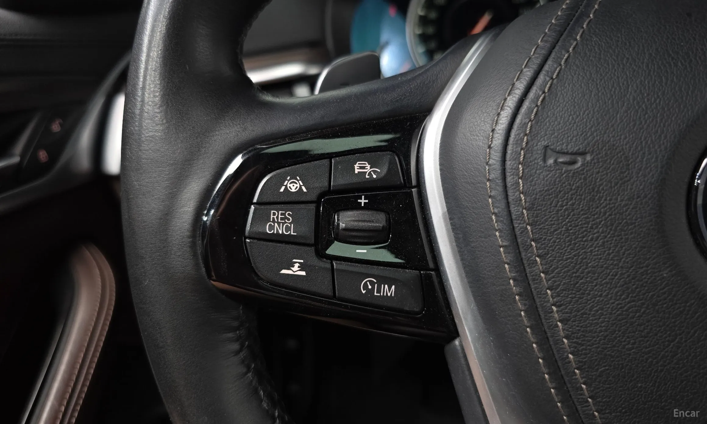 BMW 5 Series (G30) превью 16