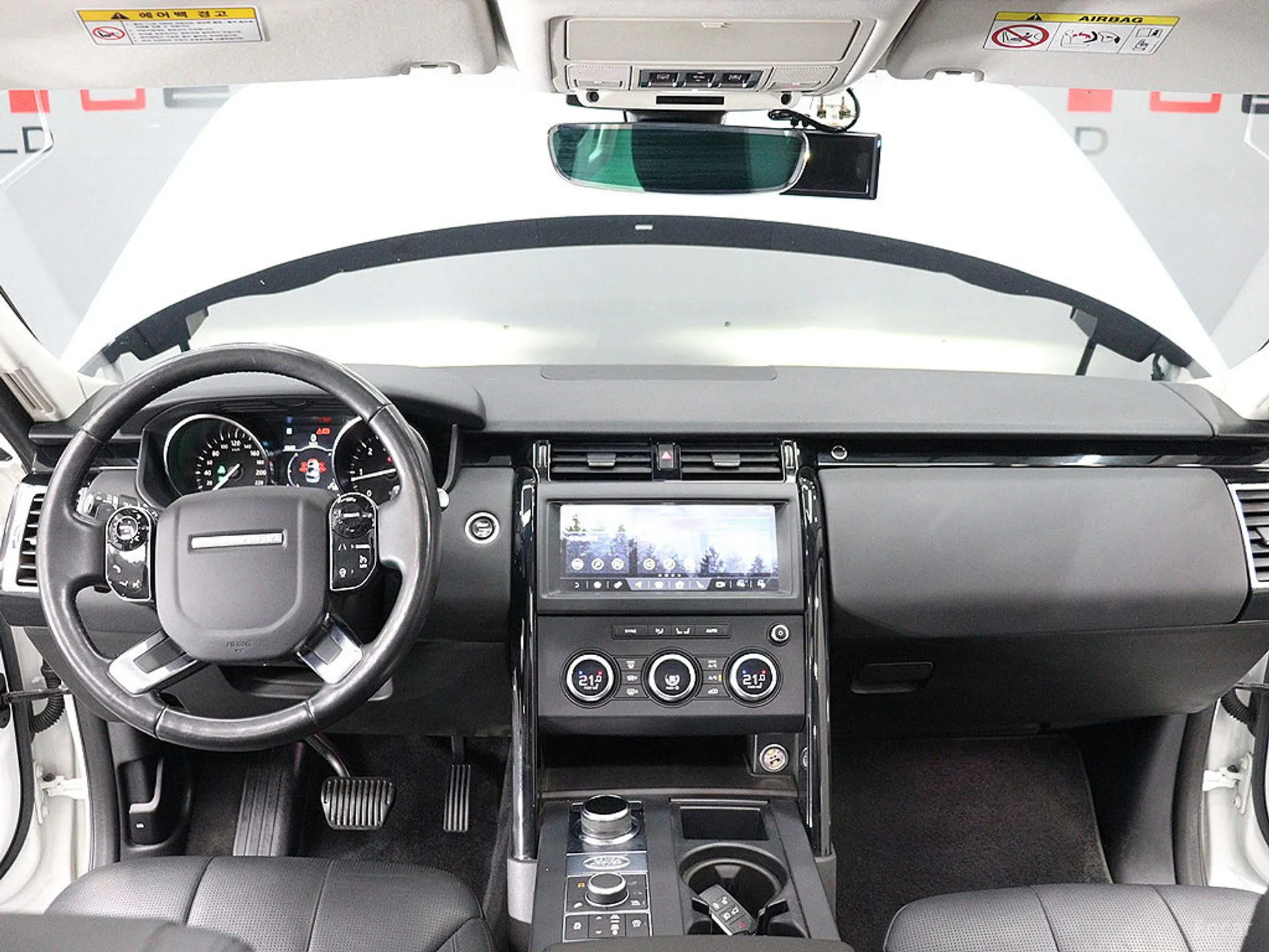 Land Rover Discovery 5 превью 14