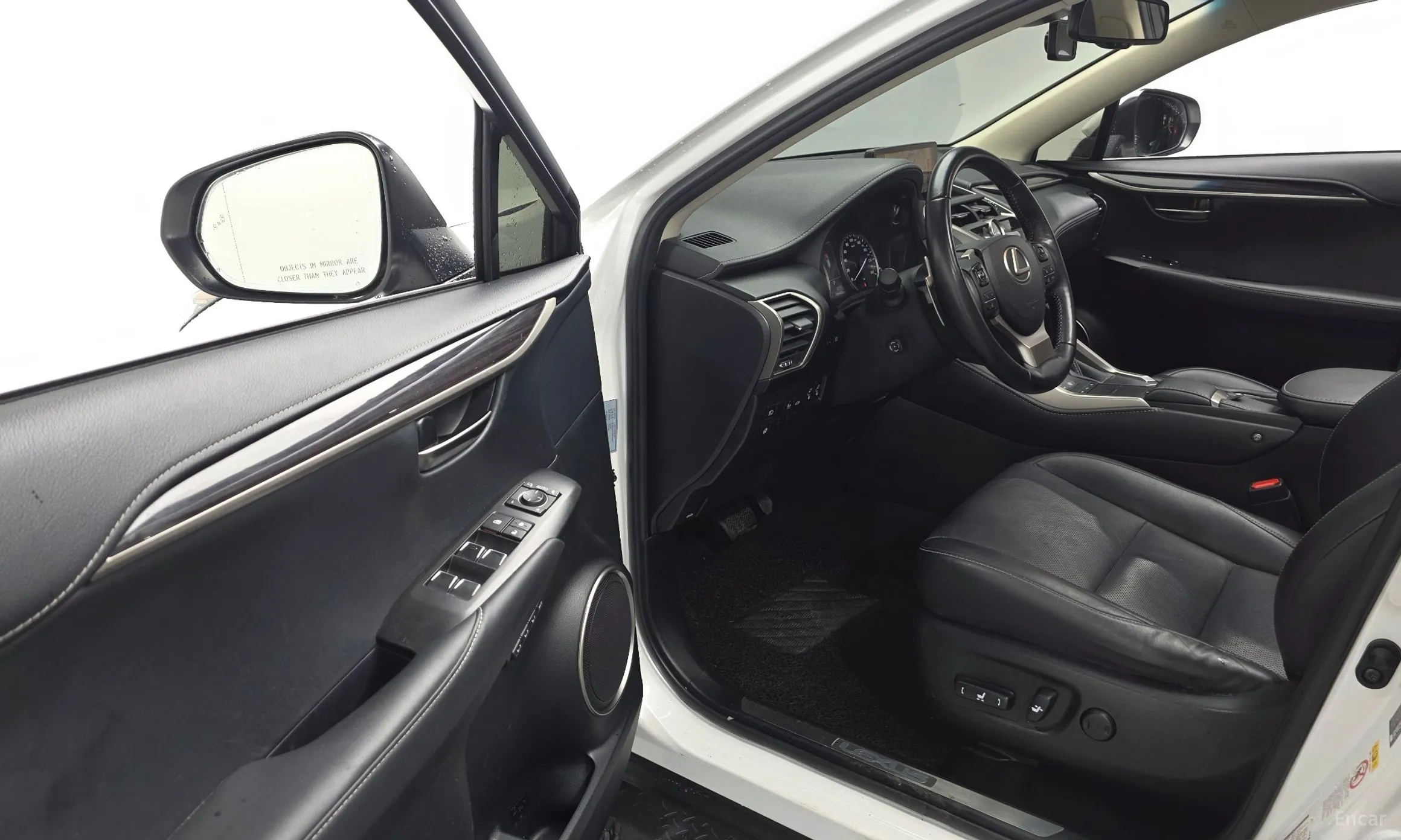 Lexus NX300h превью 10