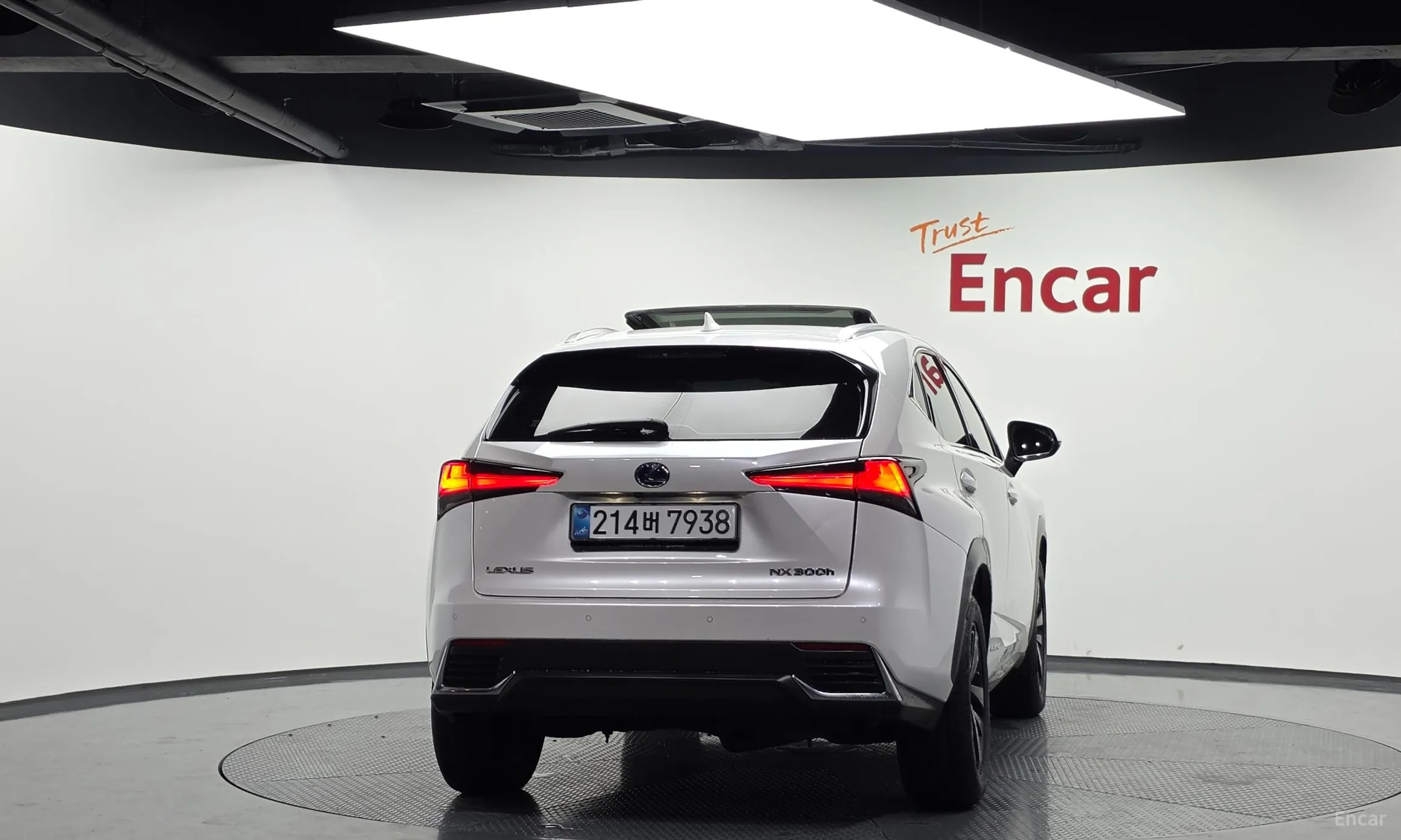 Lexus NX300h превью 4