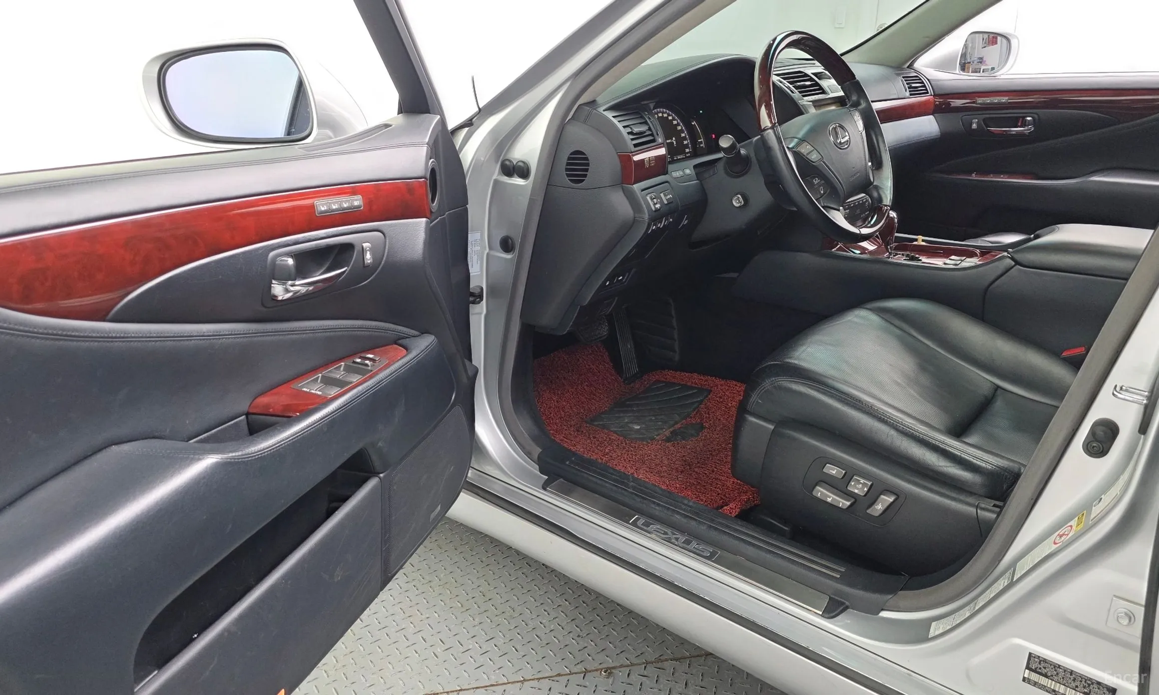Lexus LS600hL превью 10