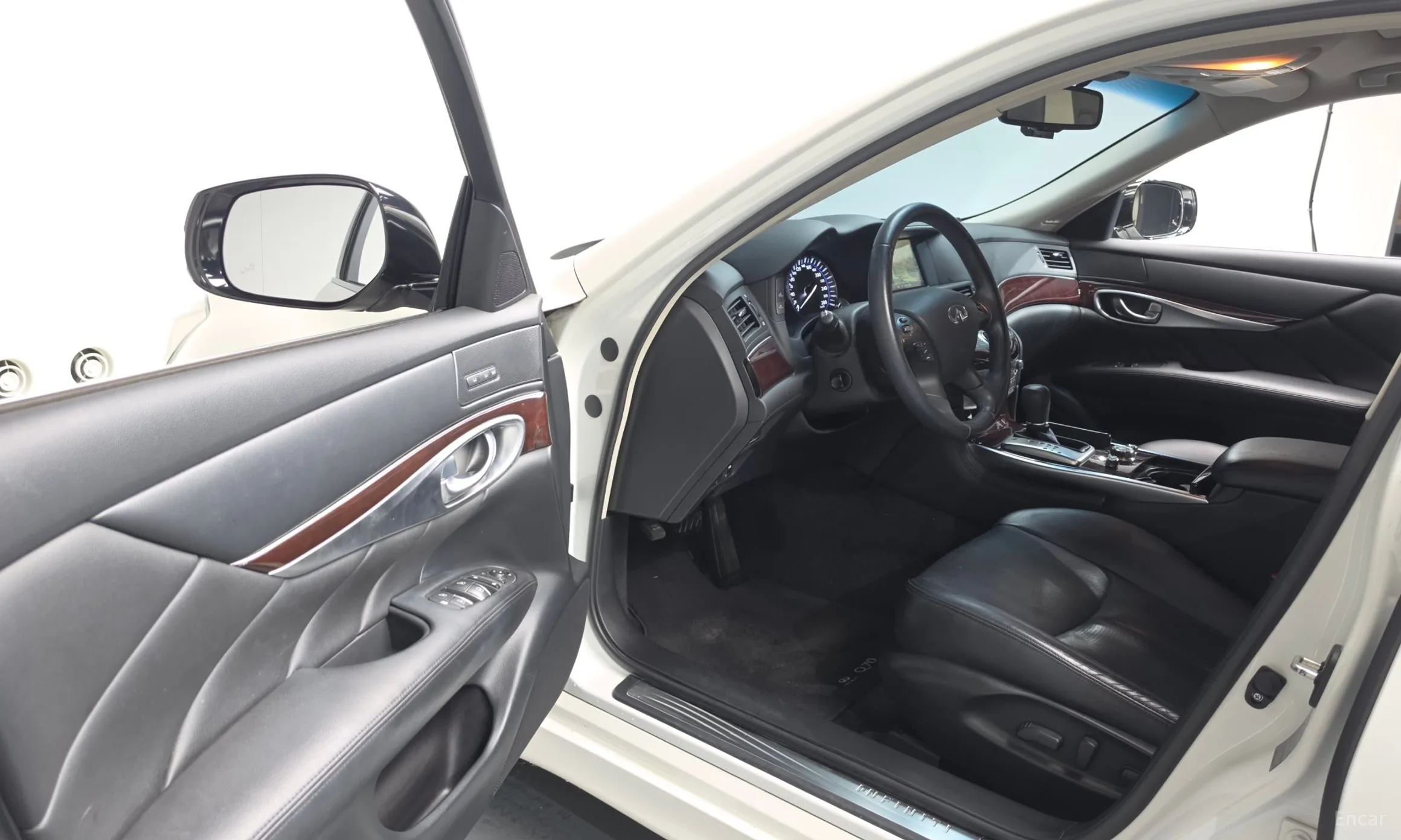Infiniti Q70 превью 10