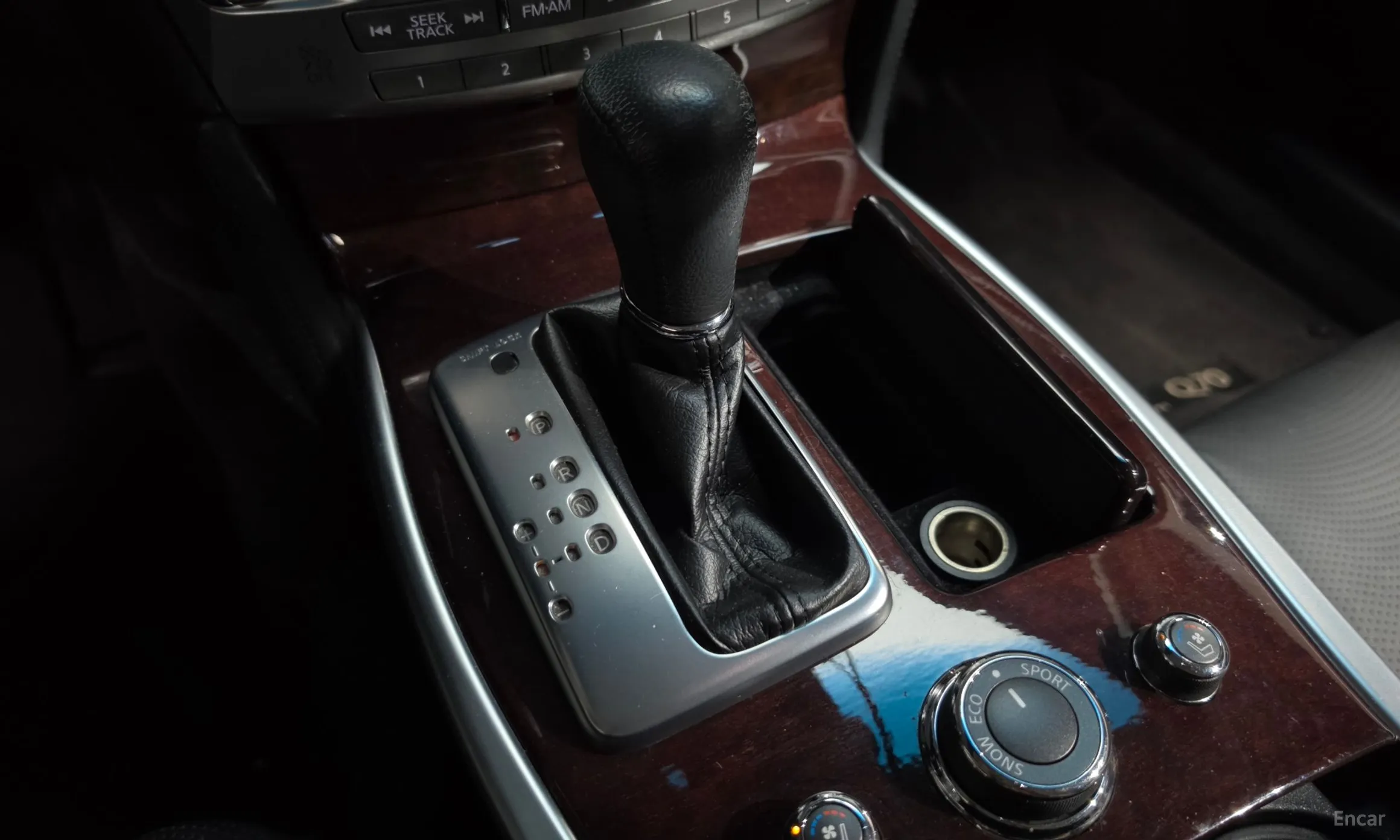 Infiniti Q70 превью 9