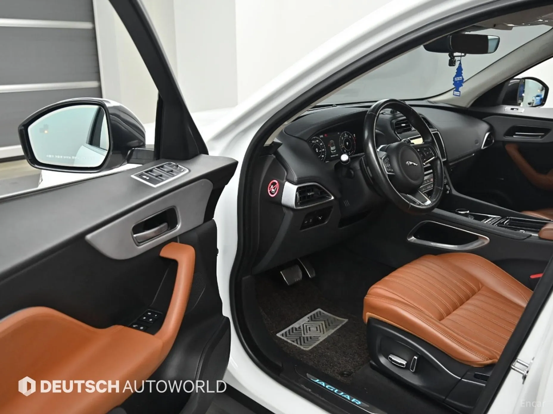 Jaguar F-PACE превью 11