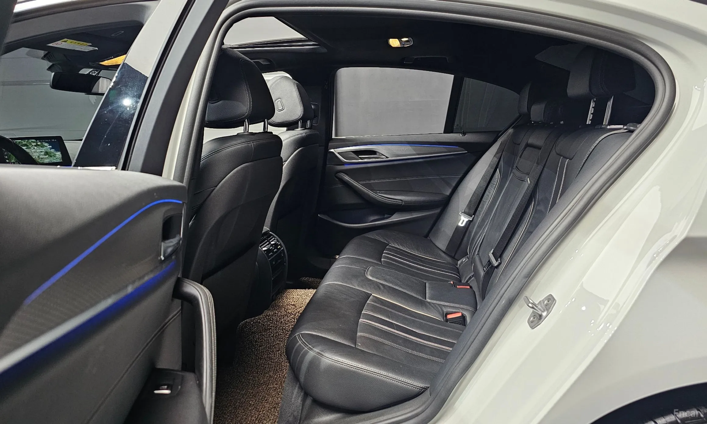 BMW 5 Series (G30) превью 12