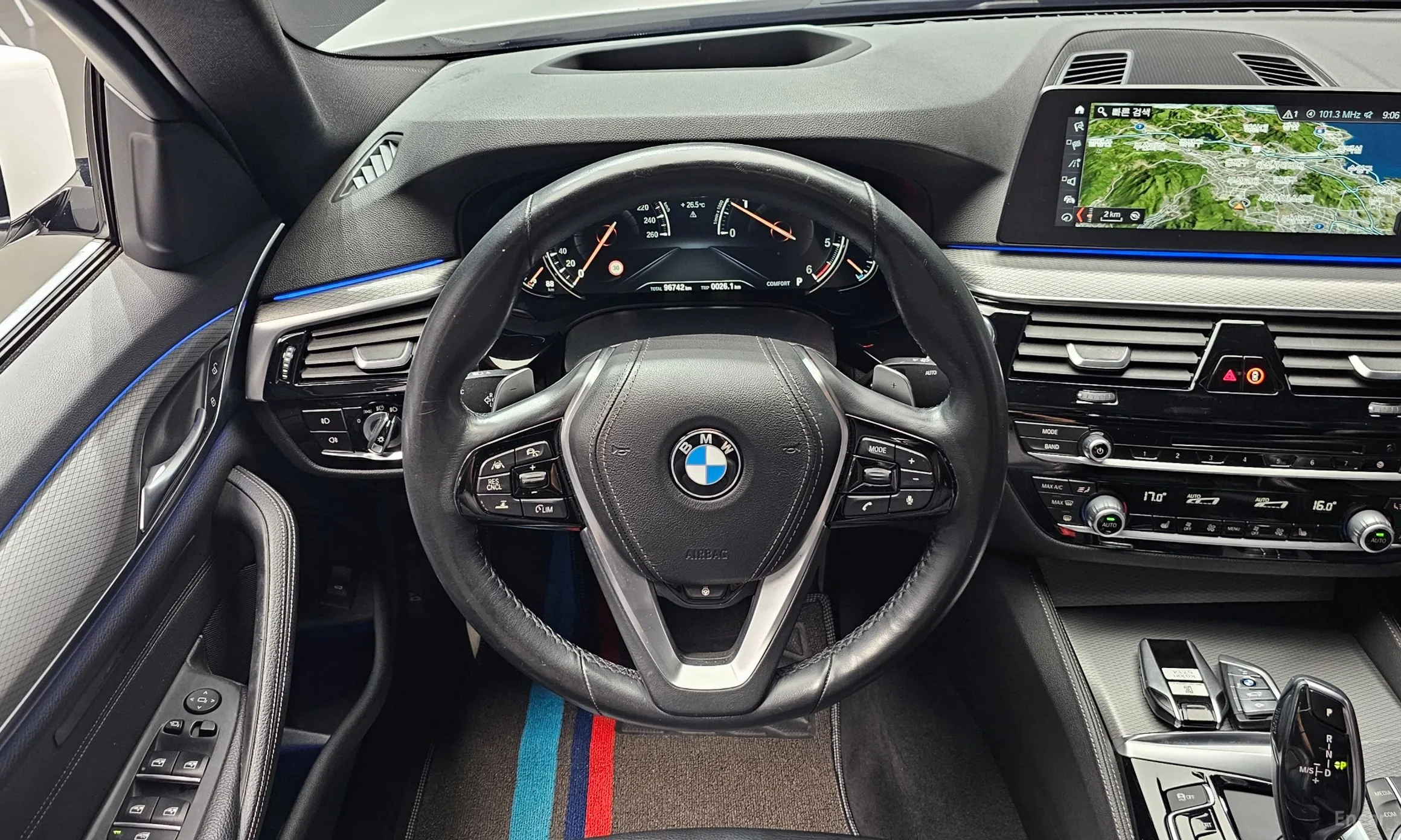 BMW 5 Series (G30) превью 13