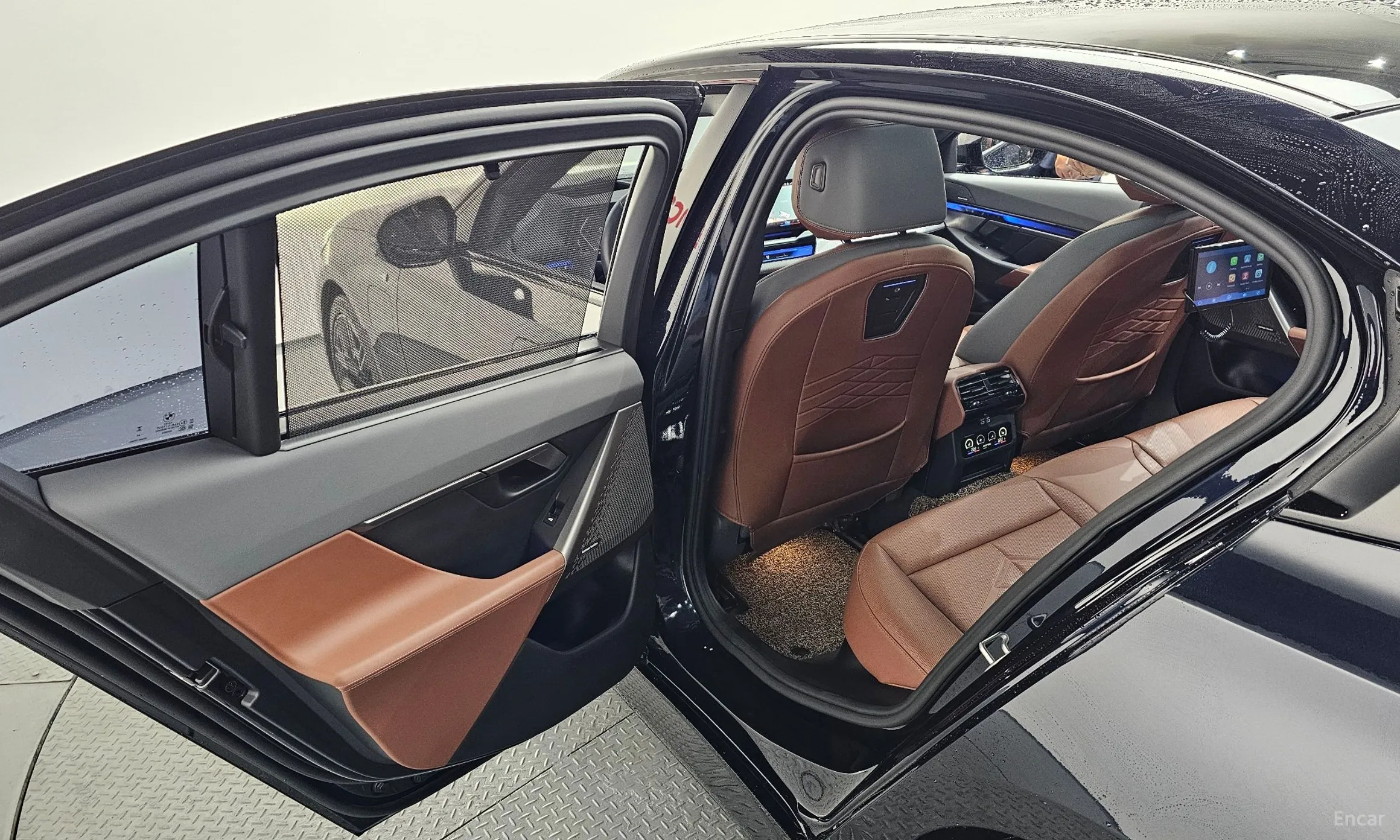 BMW 5 Series (G60) превью 19
