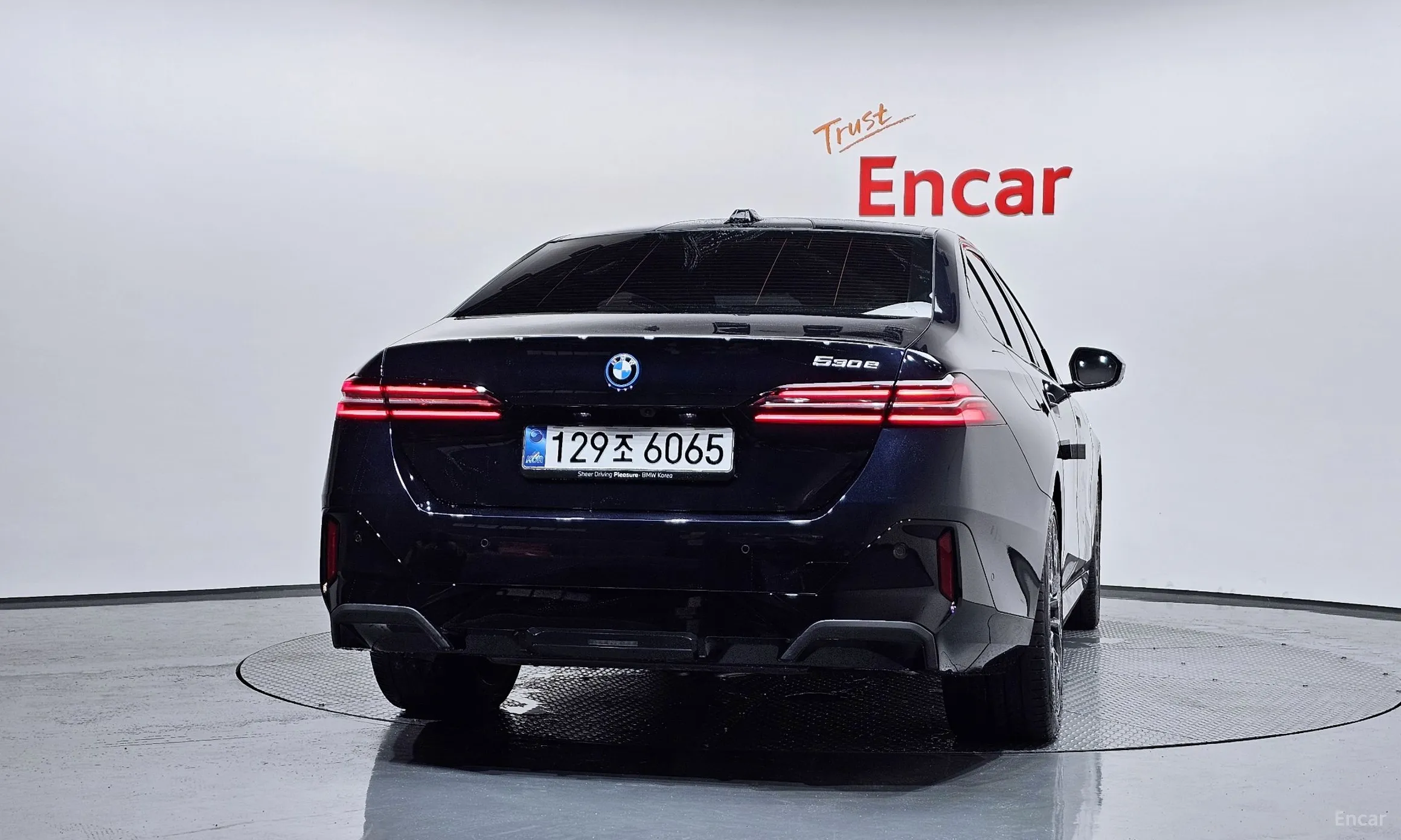 BMW 5 Series (G60) превью 4