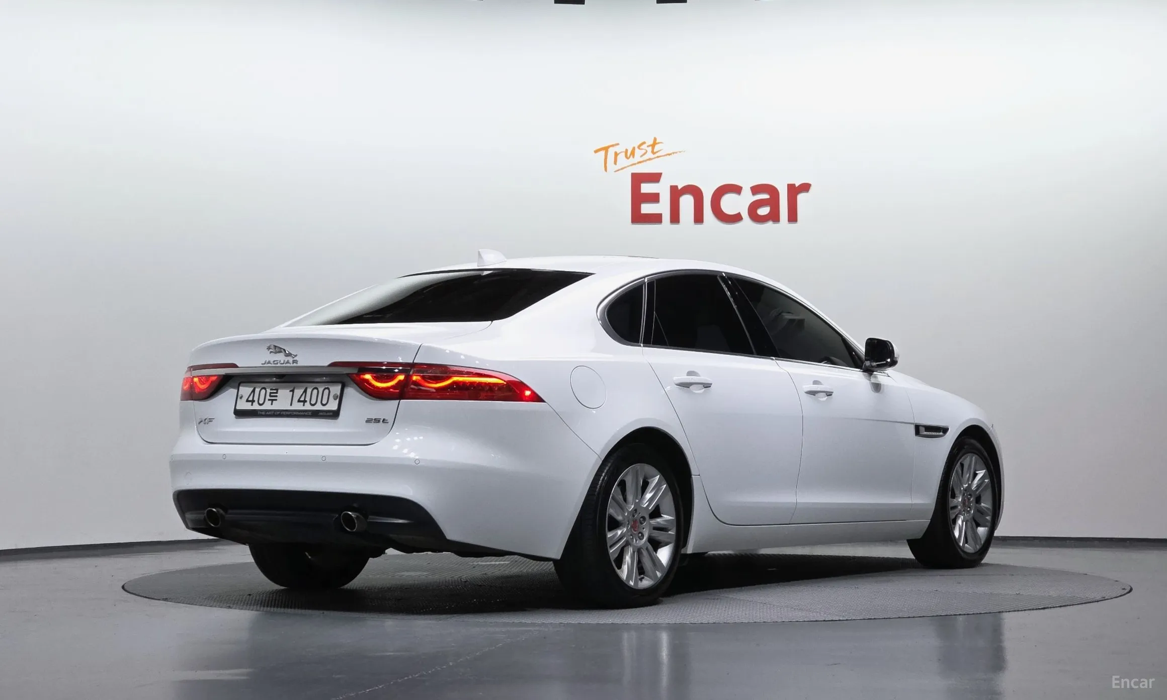 Jaguar XF (x260)