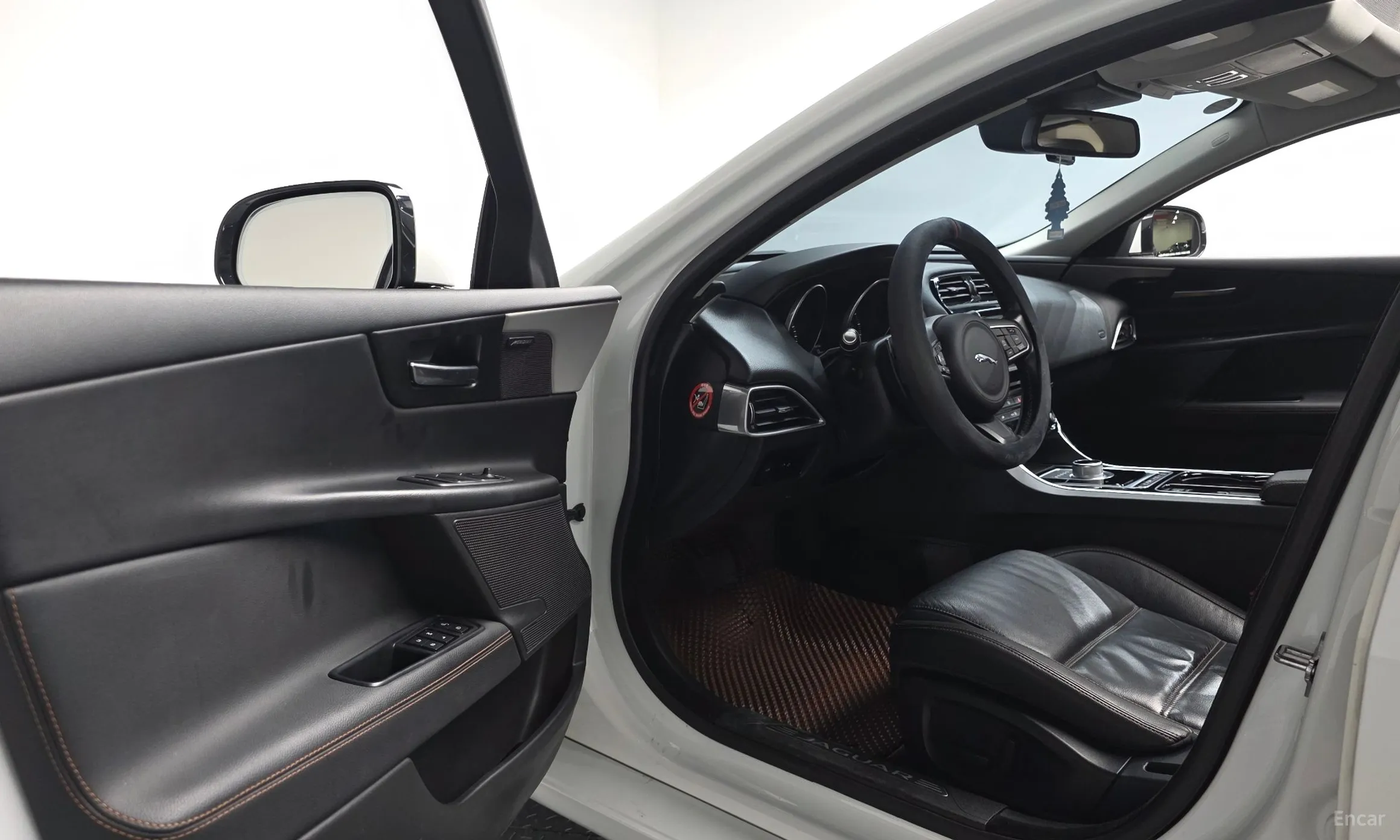 Jaguar XE превью 10