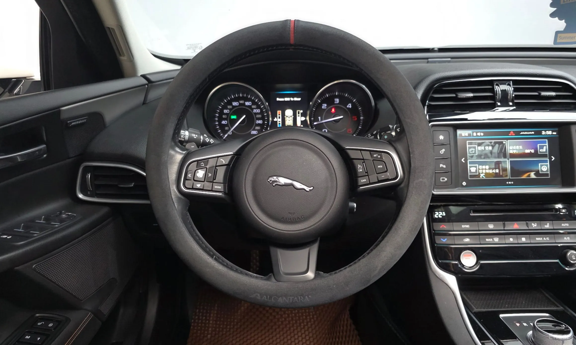 Jaguar XE превью 12