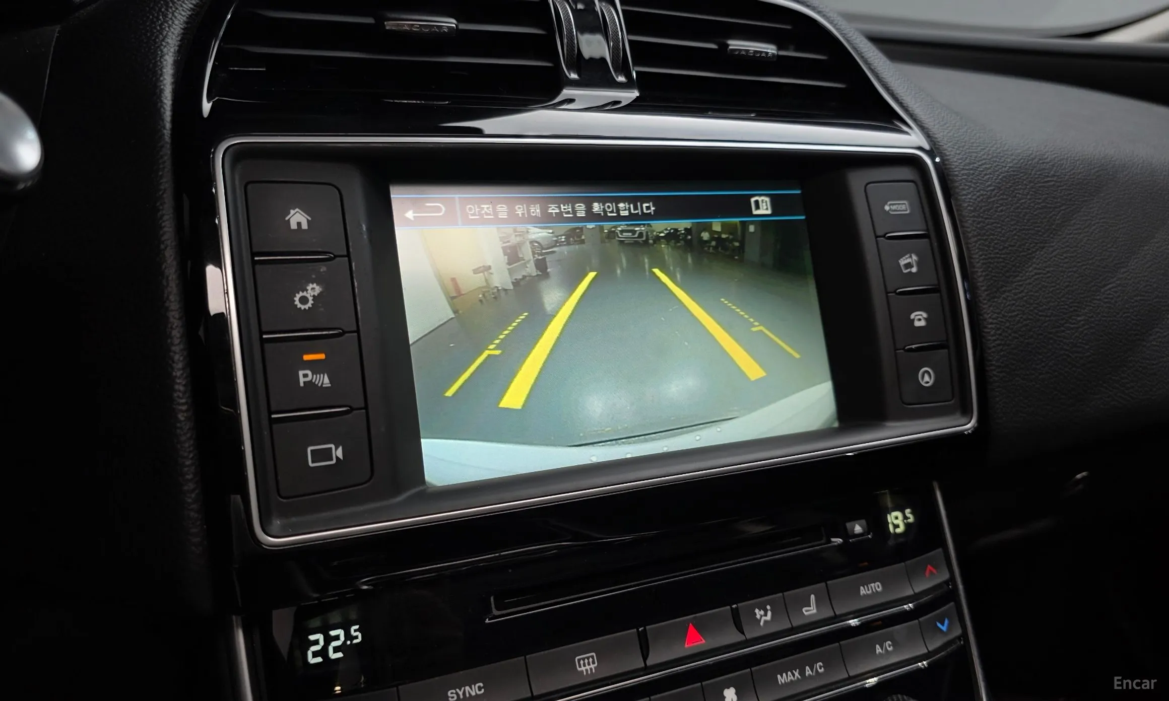 Jaguar XE превью 14