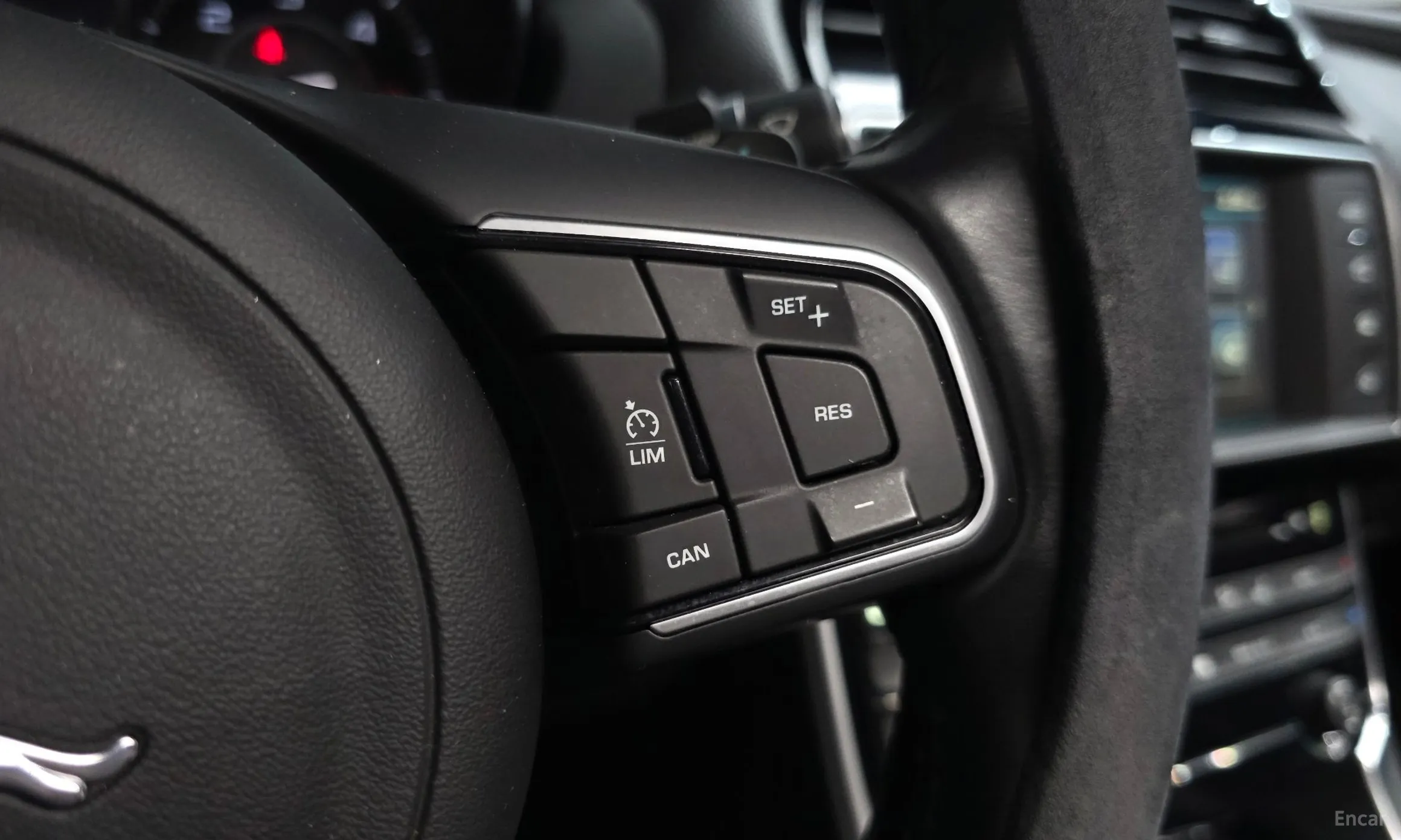 Jaguar XE превью 16
