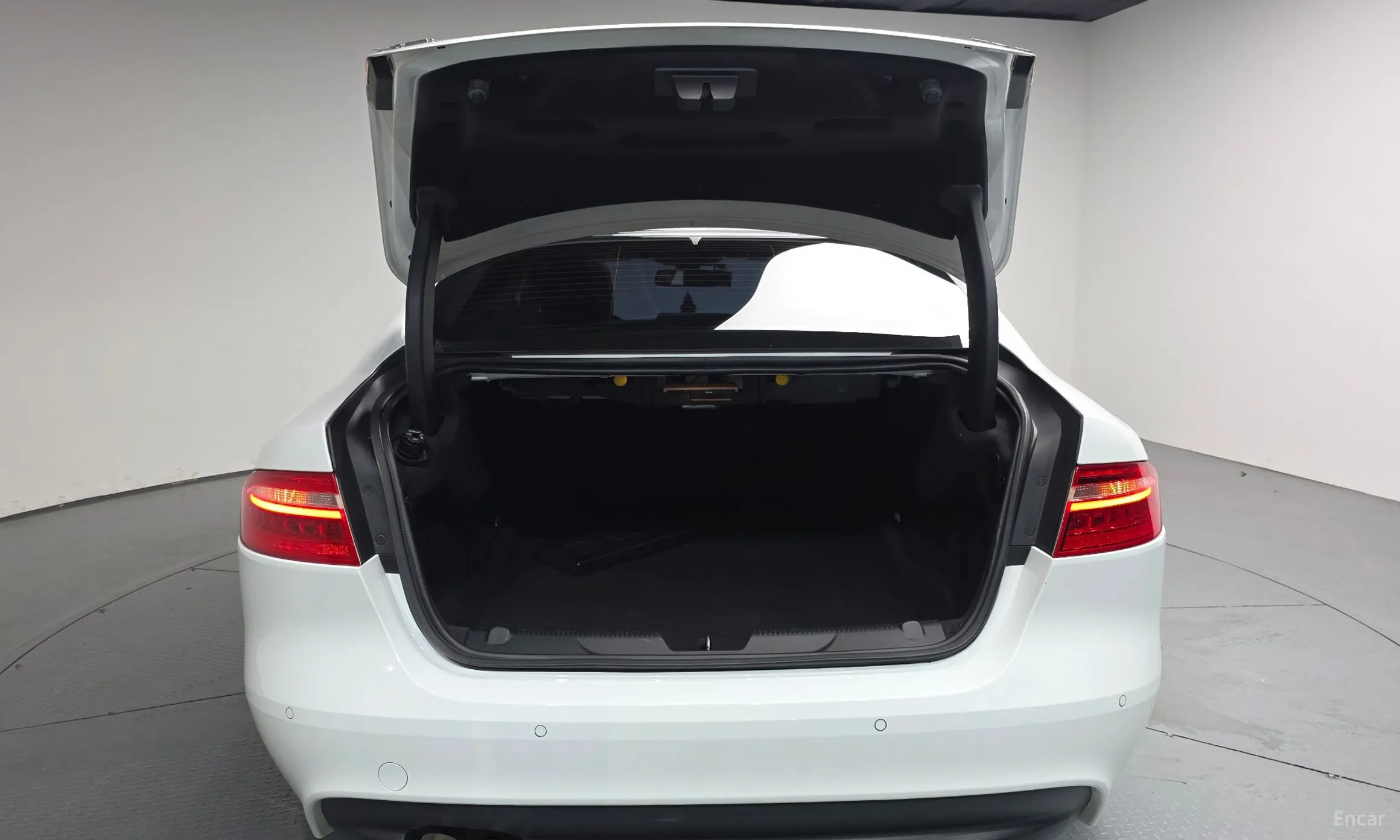Jaguar XE превью 20