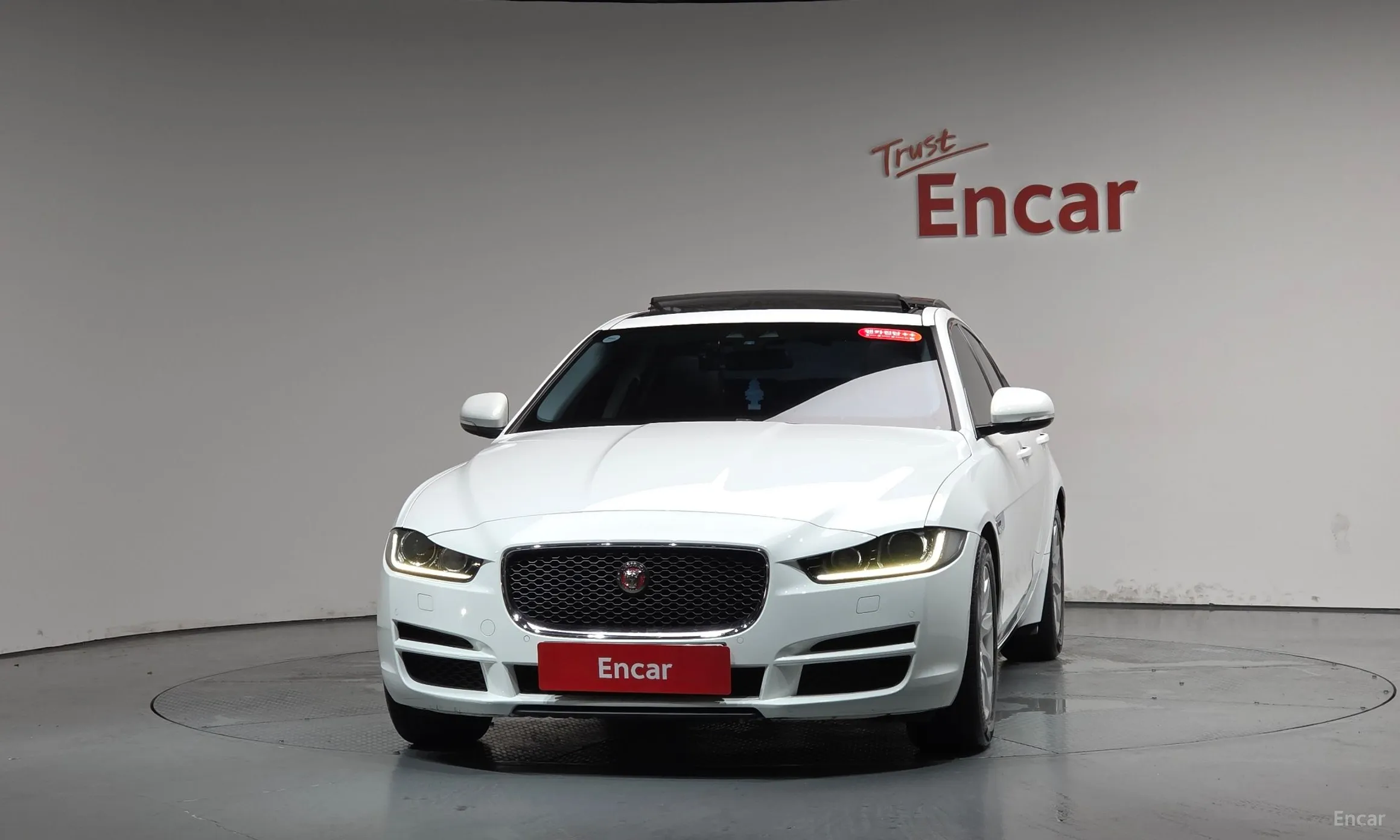 Jaguar XE превью 3