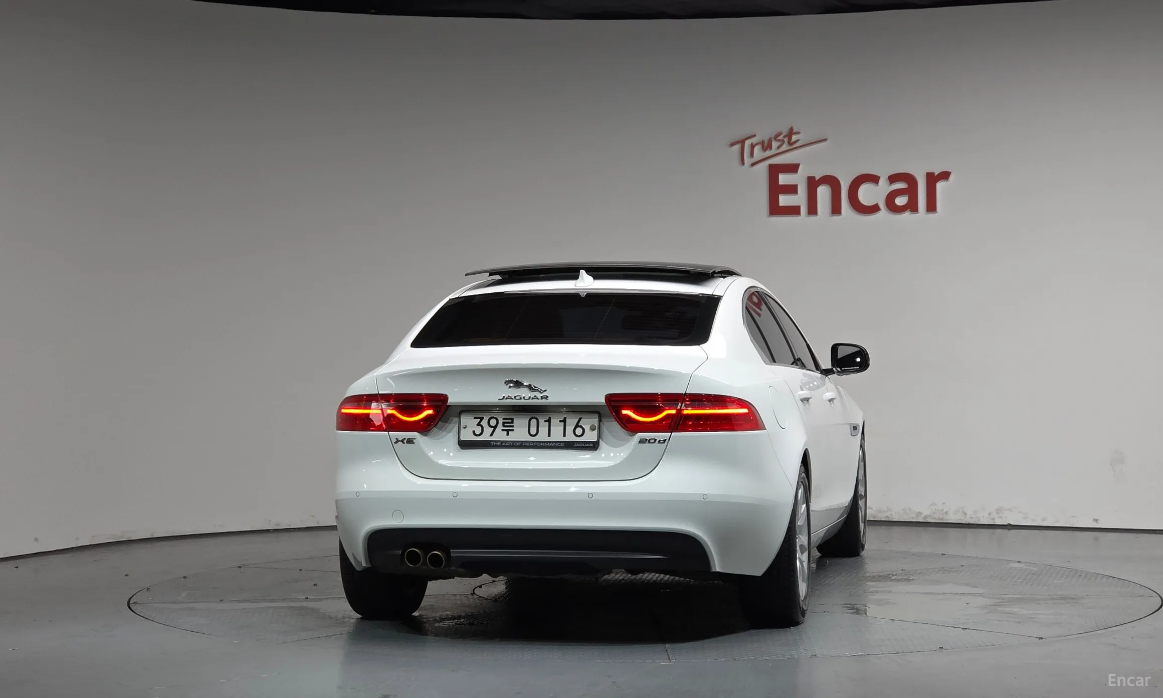 Jaguar XE превью 4