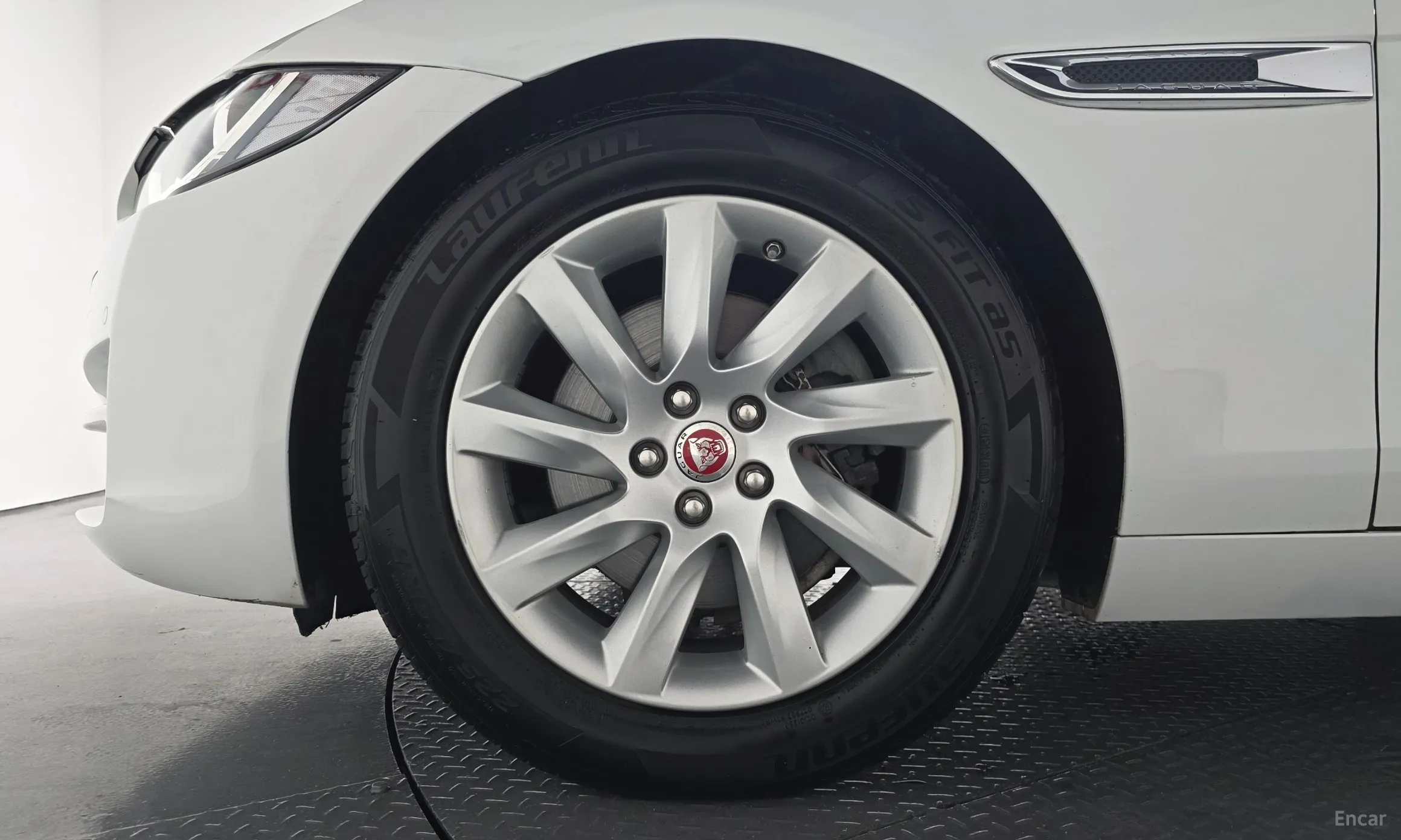 Jaguar XE превью 5