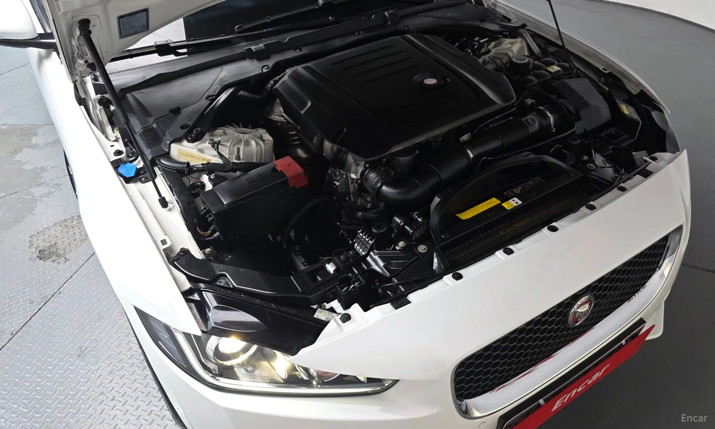 Jaguar XE превью 6