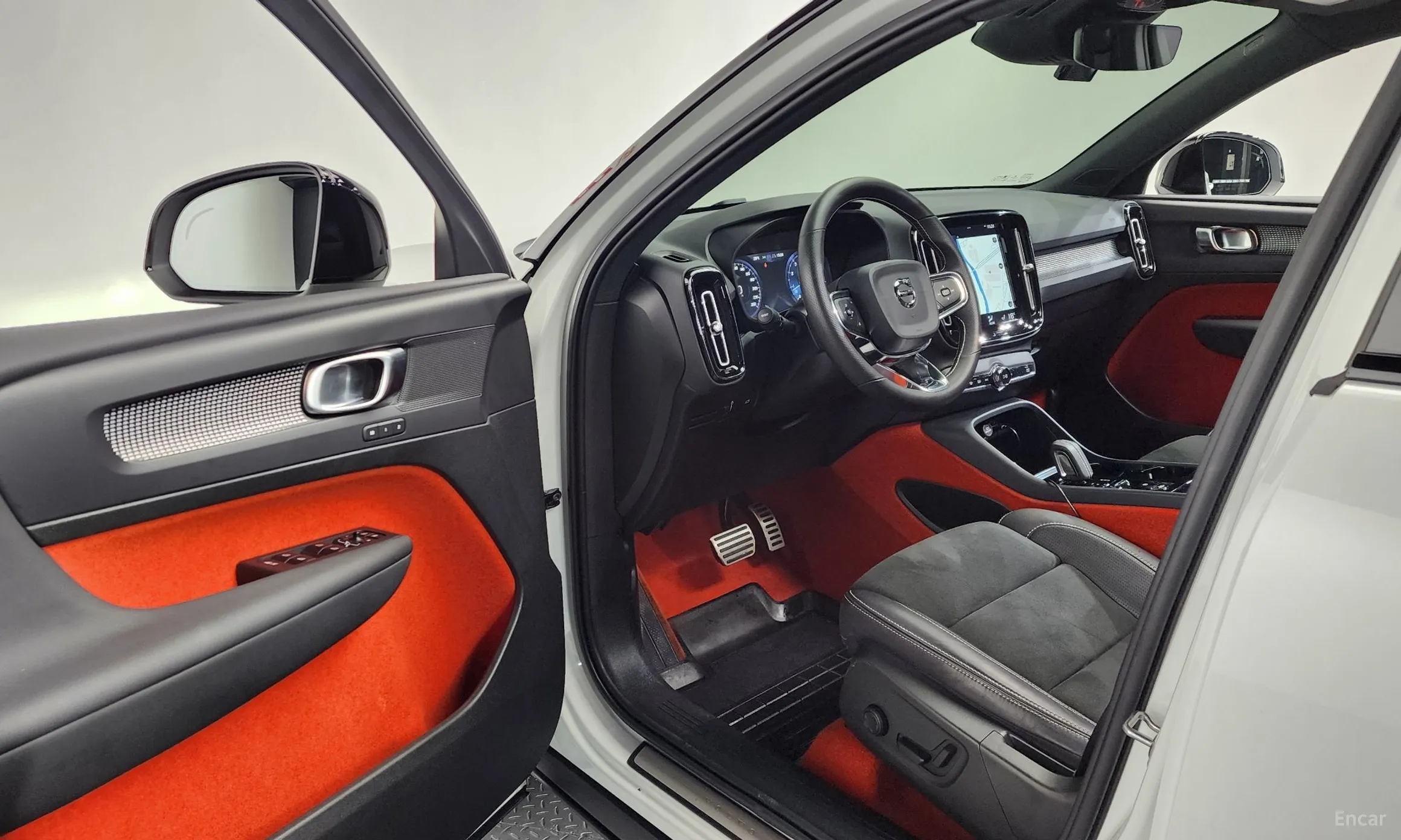 Volvo XC40 превью 10