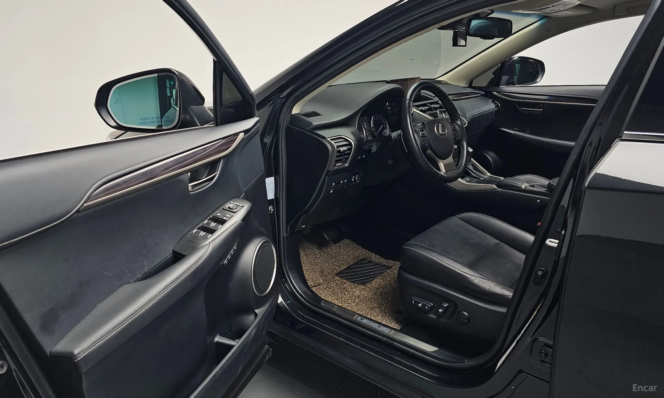Lexus NX300h превью 10