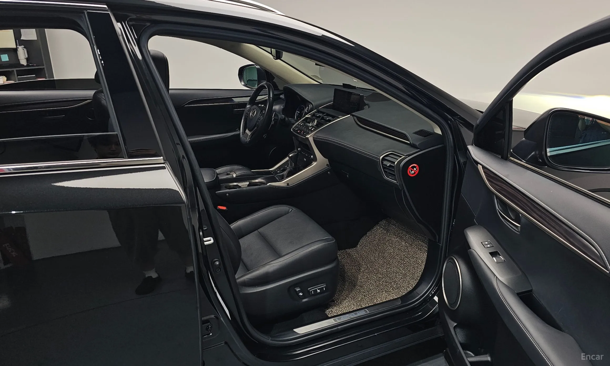 Lexus NX300h превью 11