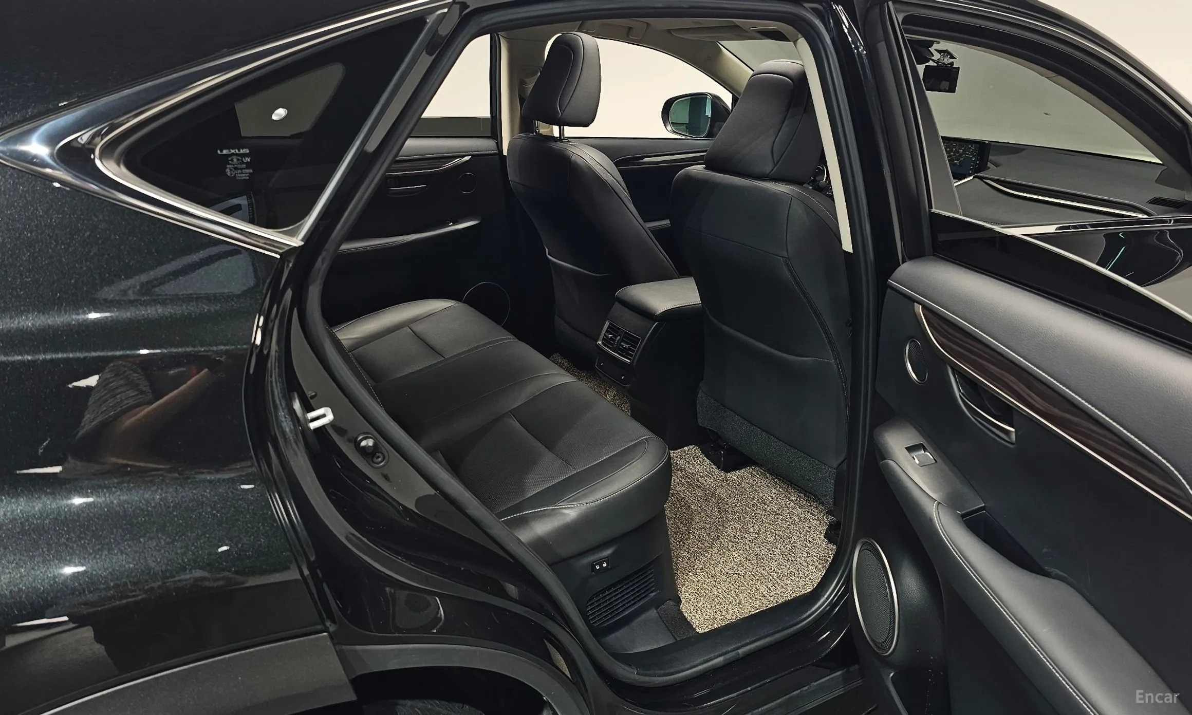 Lexus NX300h превью 12