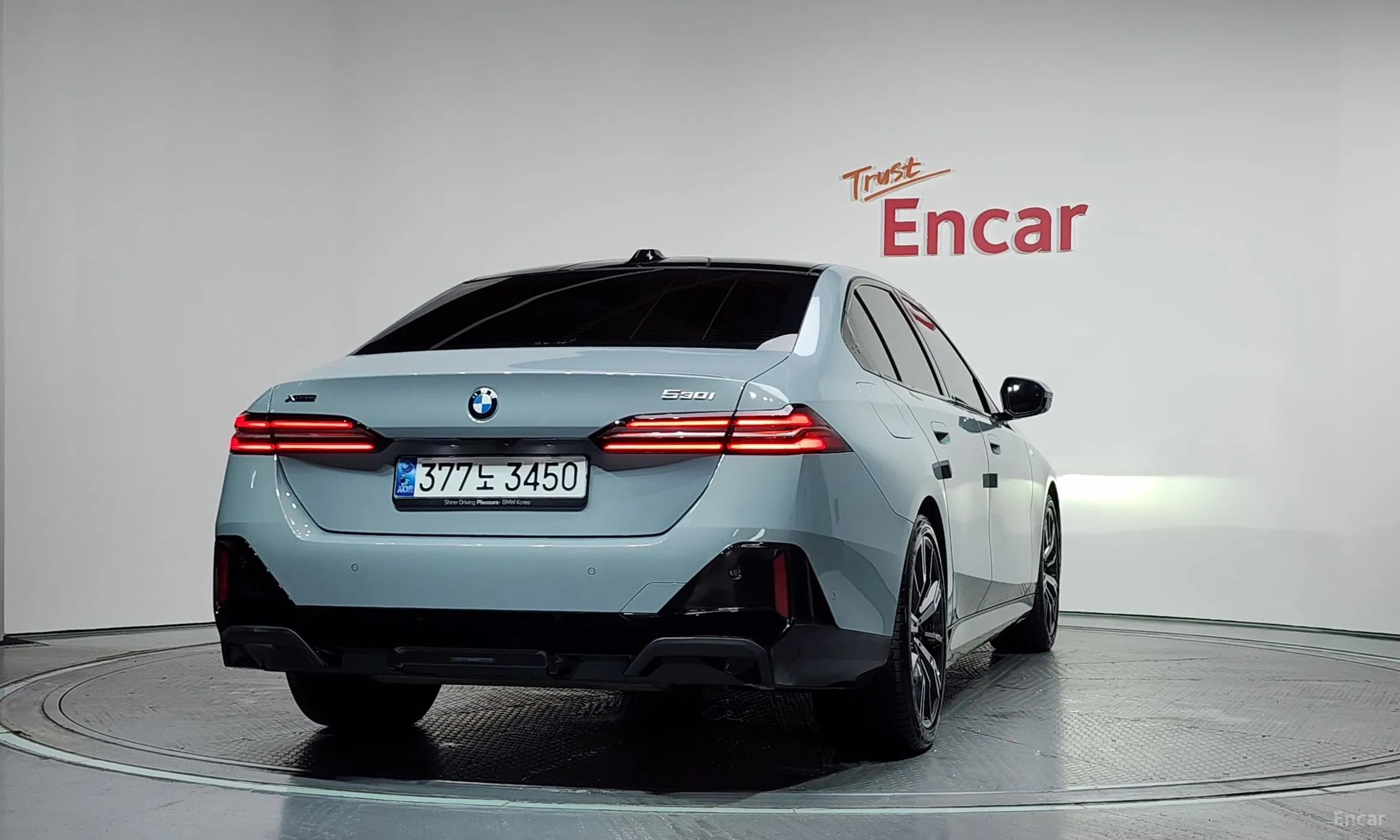 BMW 5 Series (G60) превью 4
