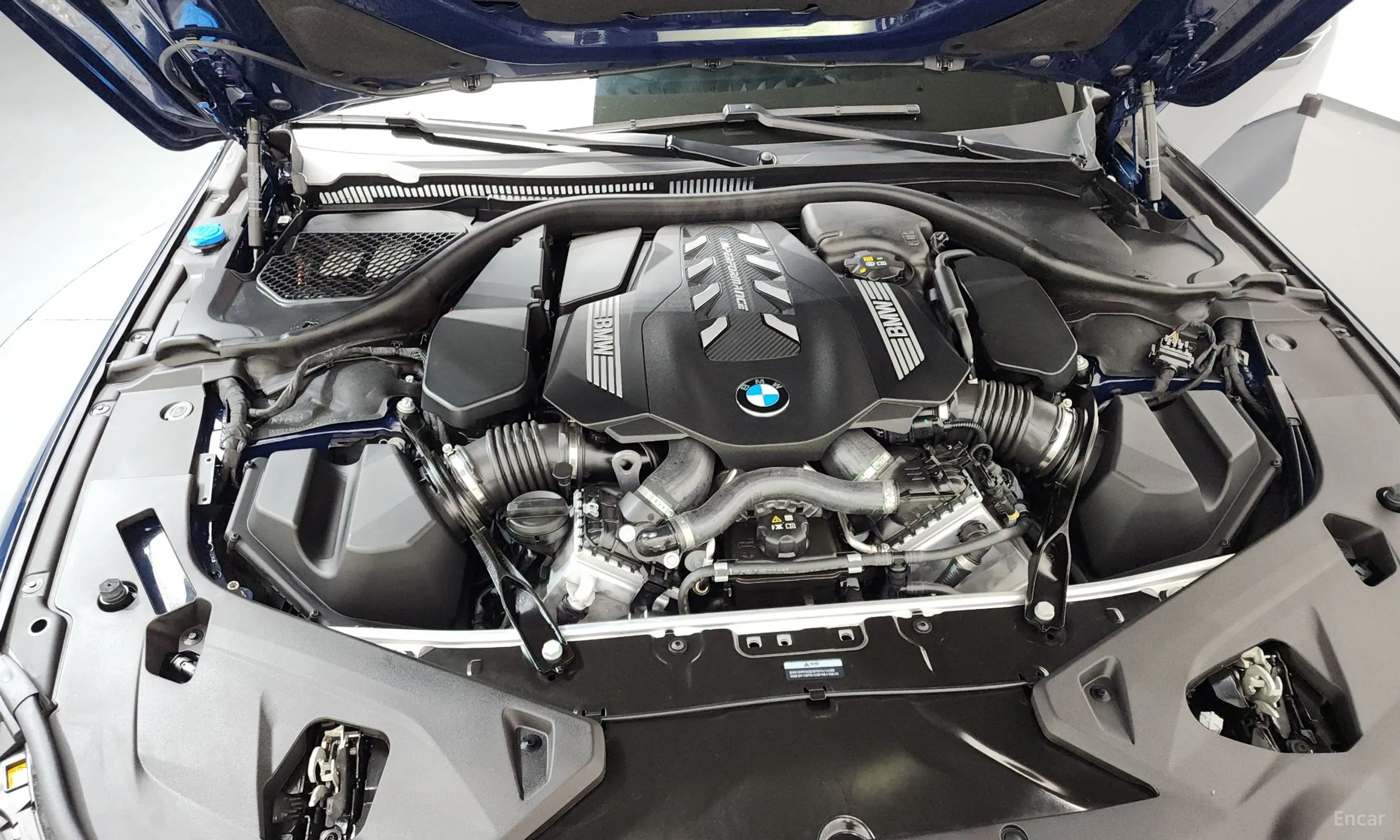 BMW 8-series (G15) превью 6