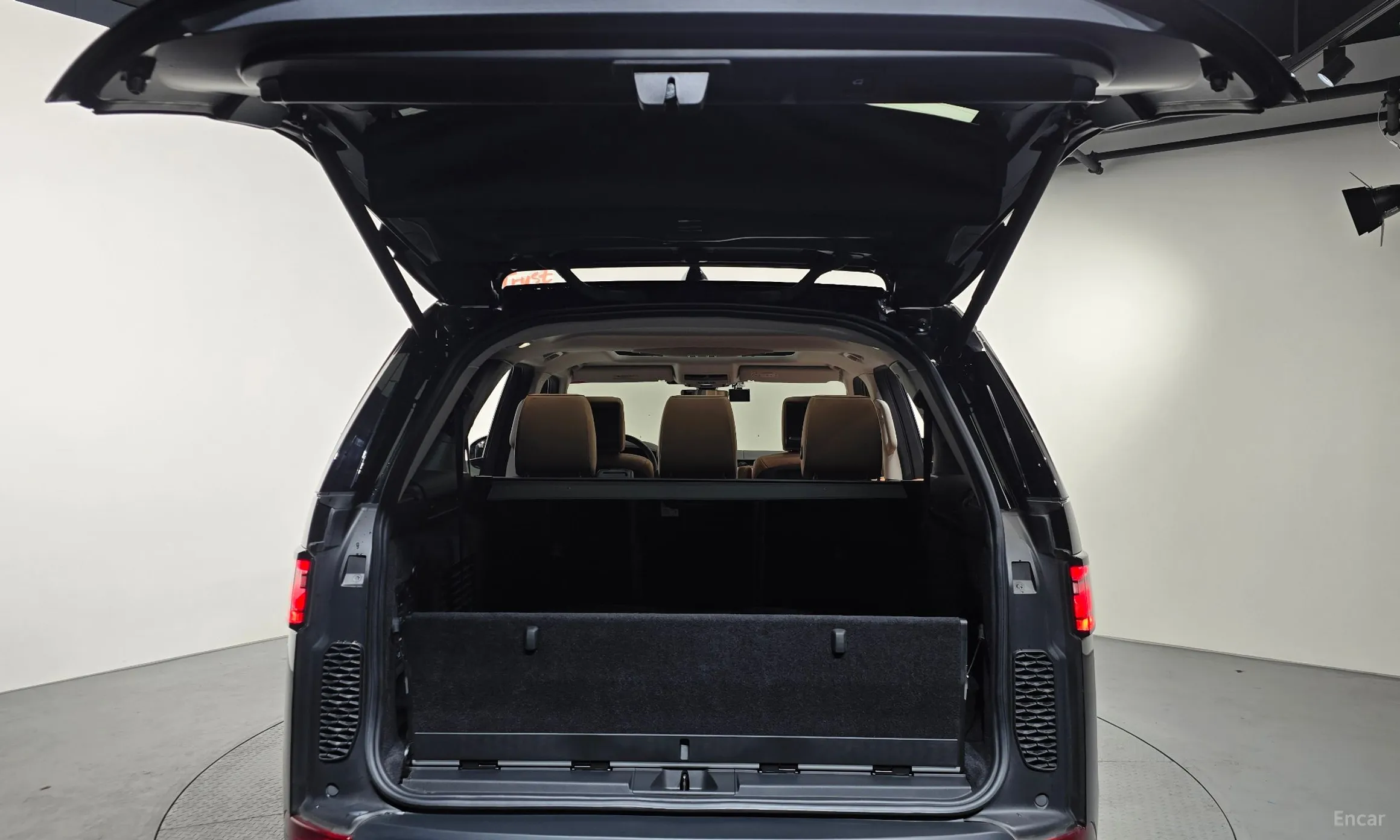 Land Rover Discovery 5 превью 20