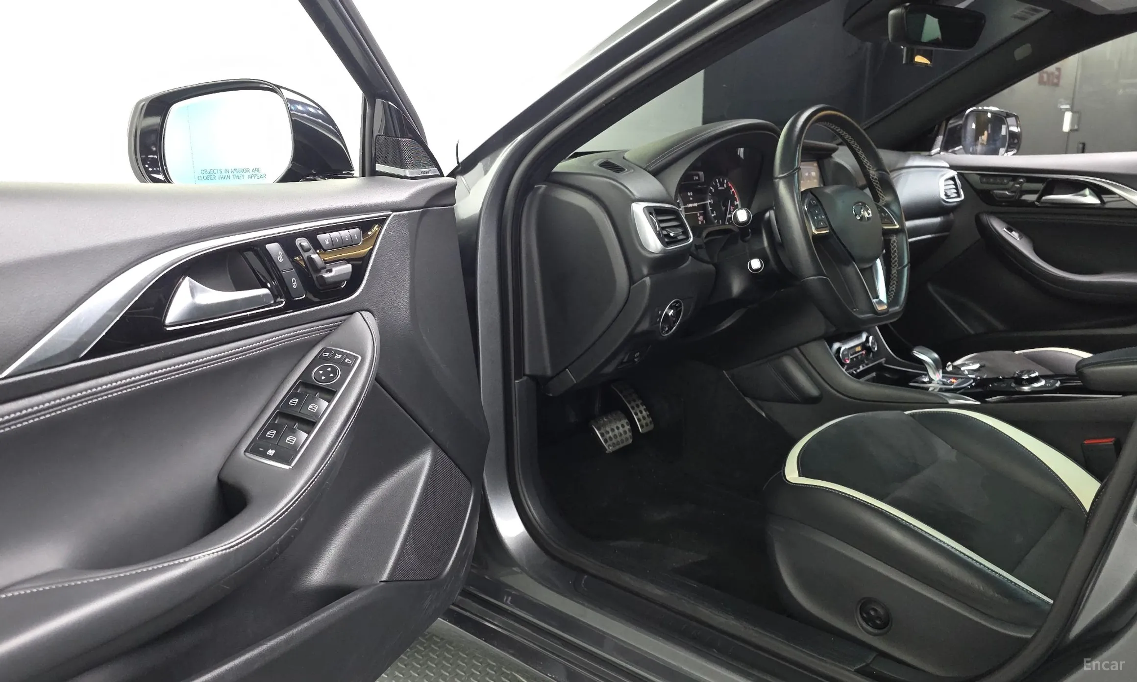 Infiniti Q30 превью 10