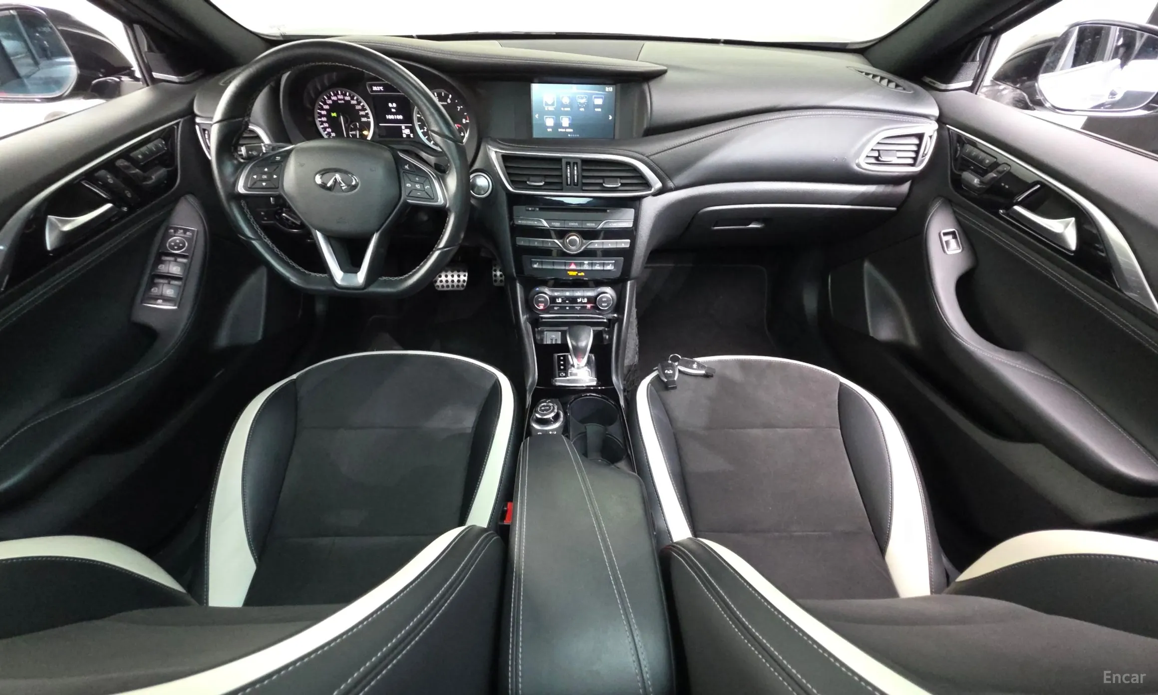 Infiniti Q30 превью 7