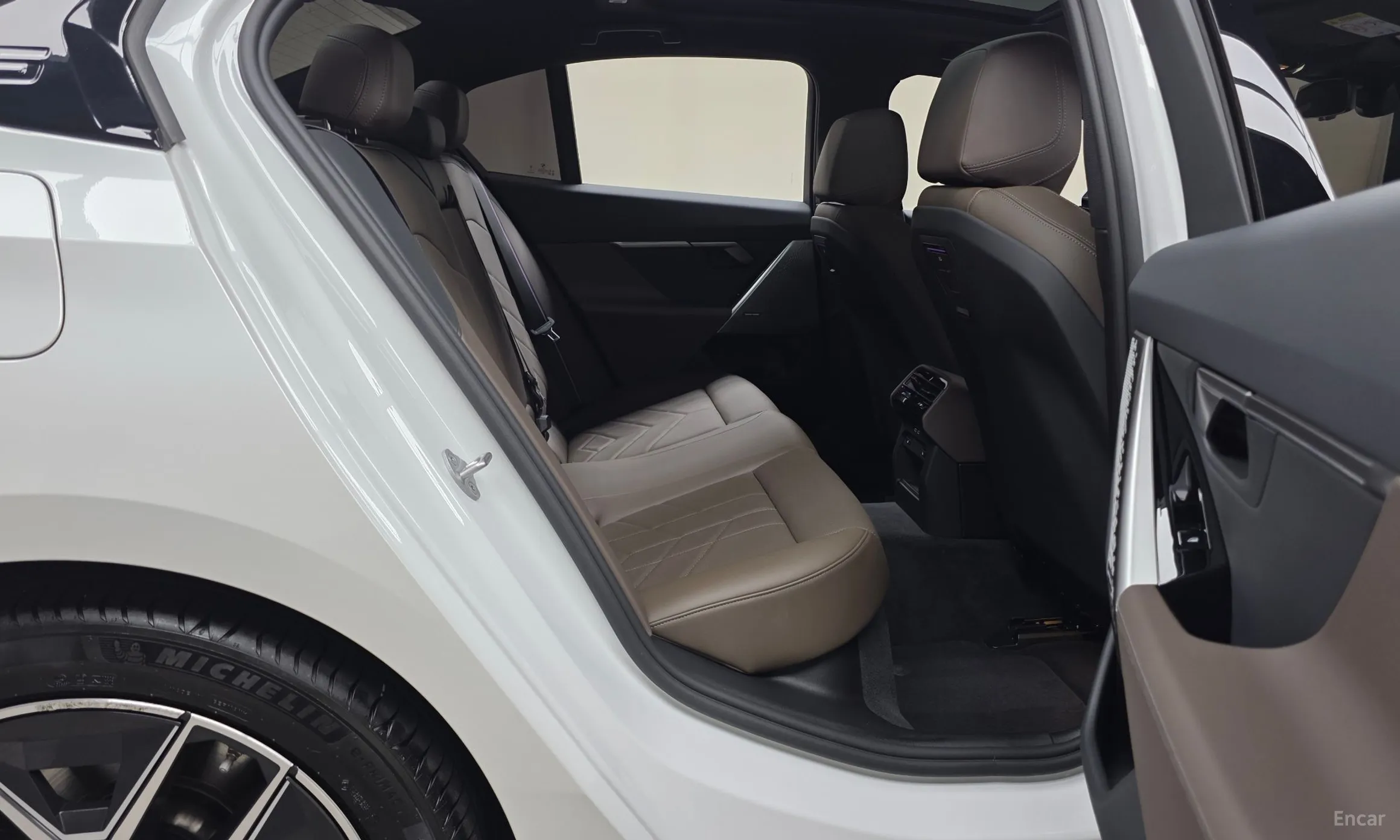 BMW 5 Series (G60) превью 11