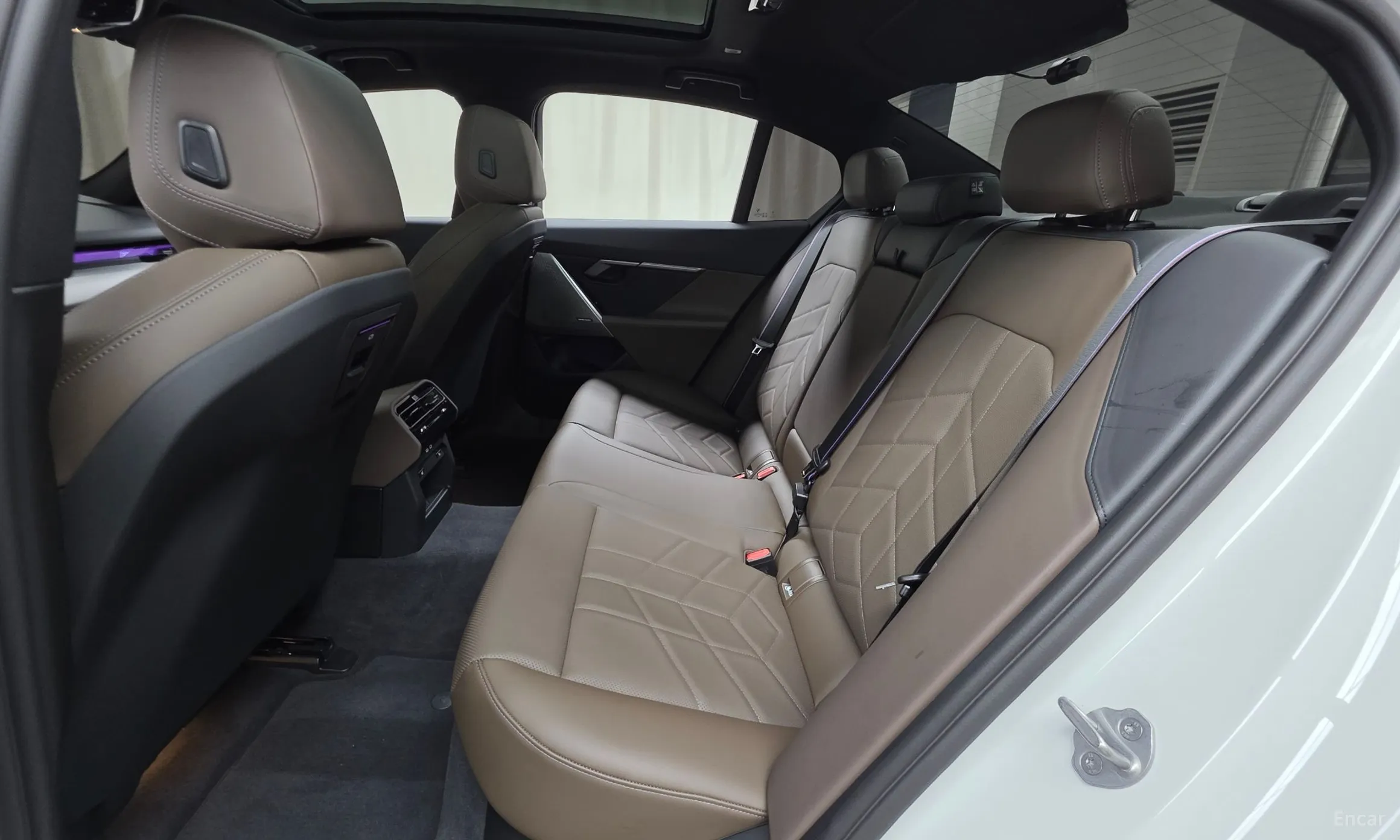 BMW 5 Series (G60) превью 12
