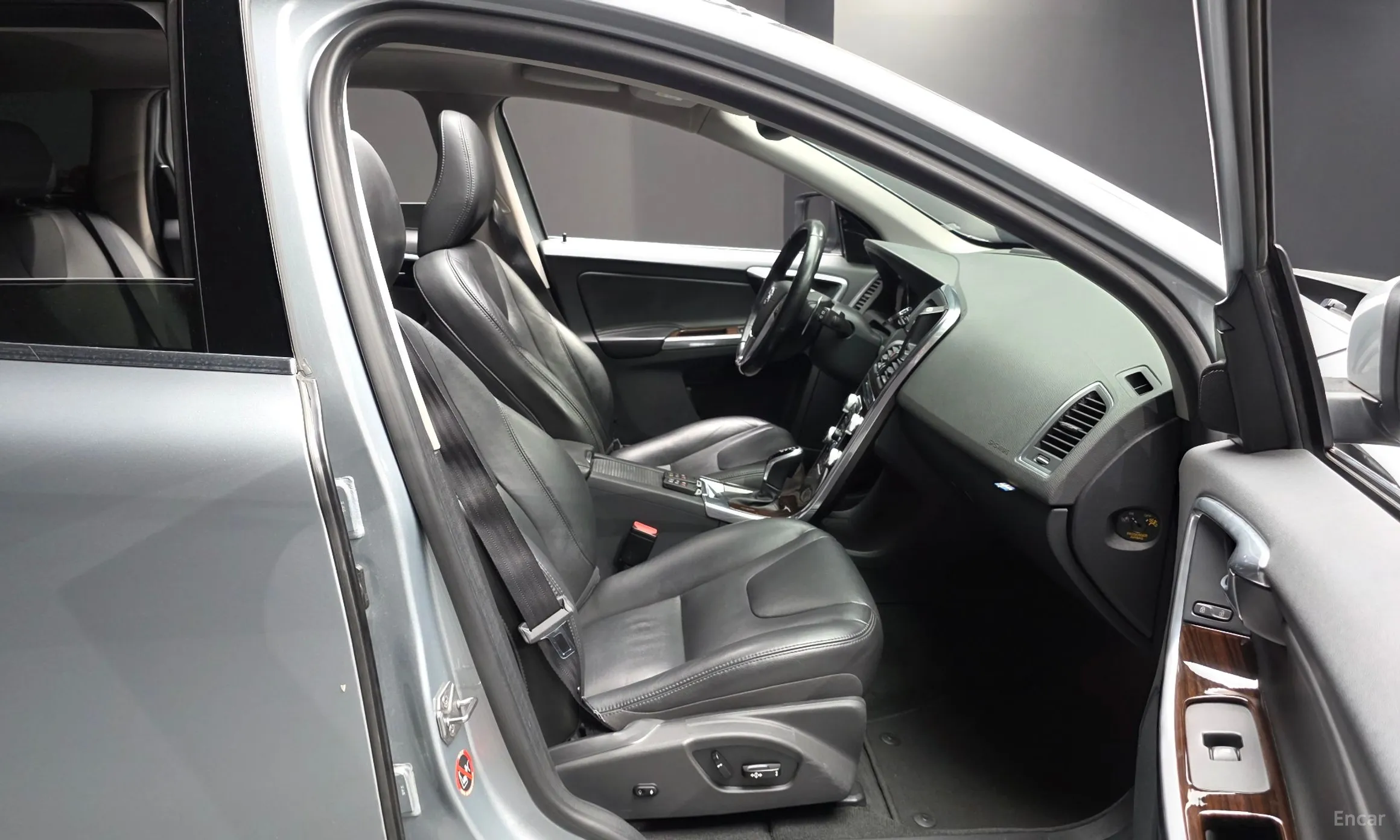 Volvo XC60 превью 11