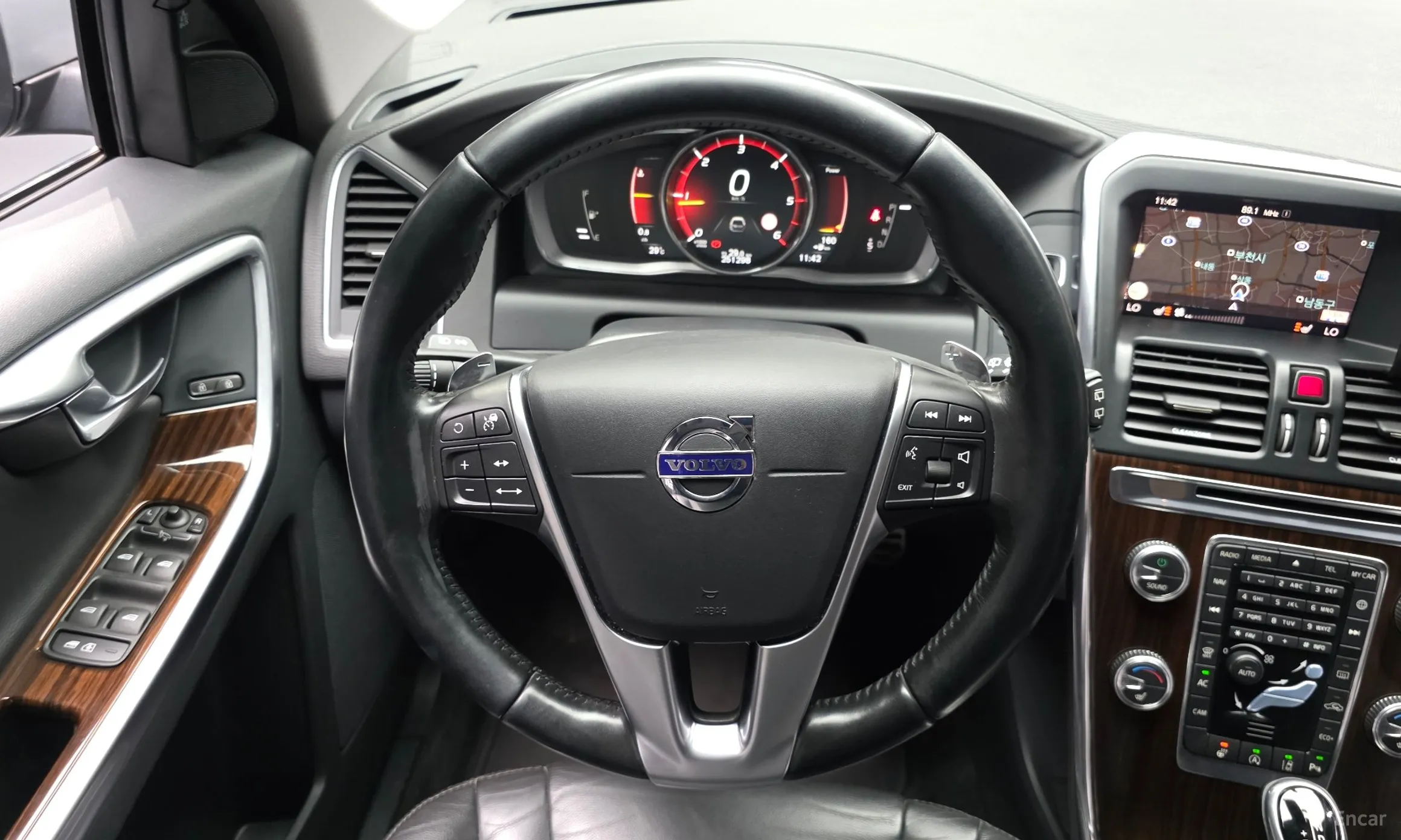 Volvo XC60 превью 13