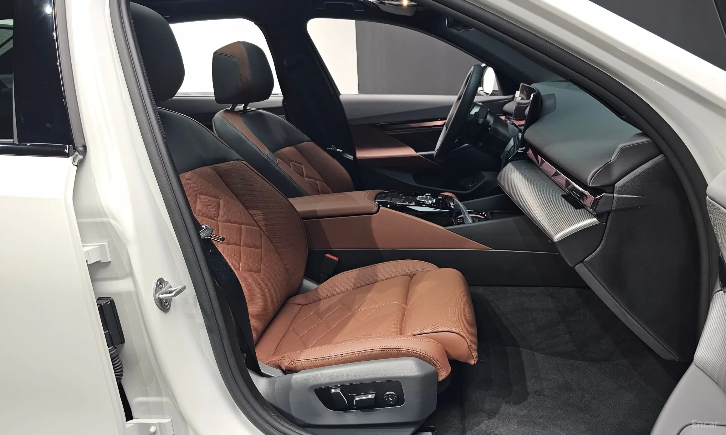 BMW 5 Series (G60) превью 13