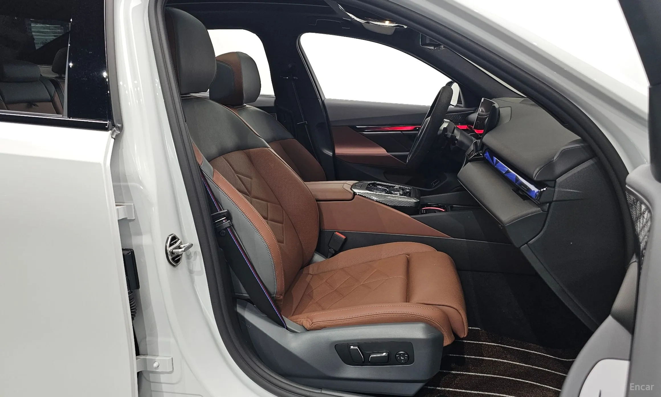 BMW 5 Series (G60) превью 10
