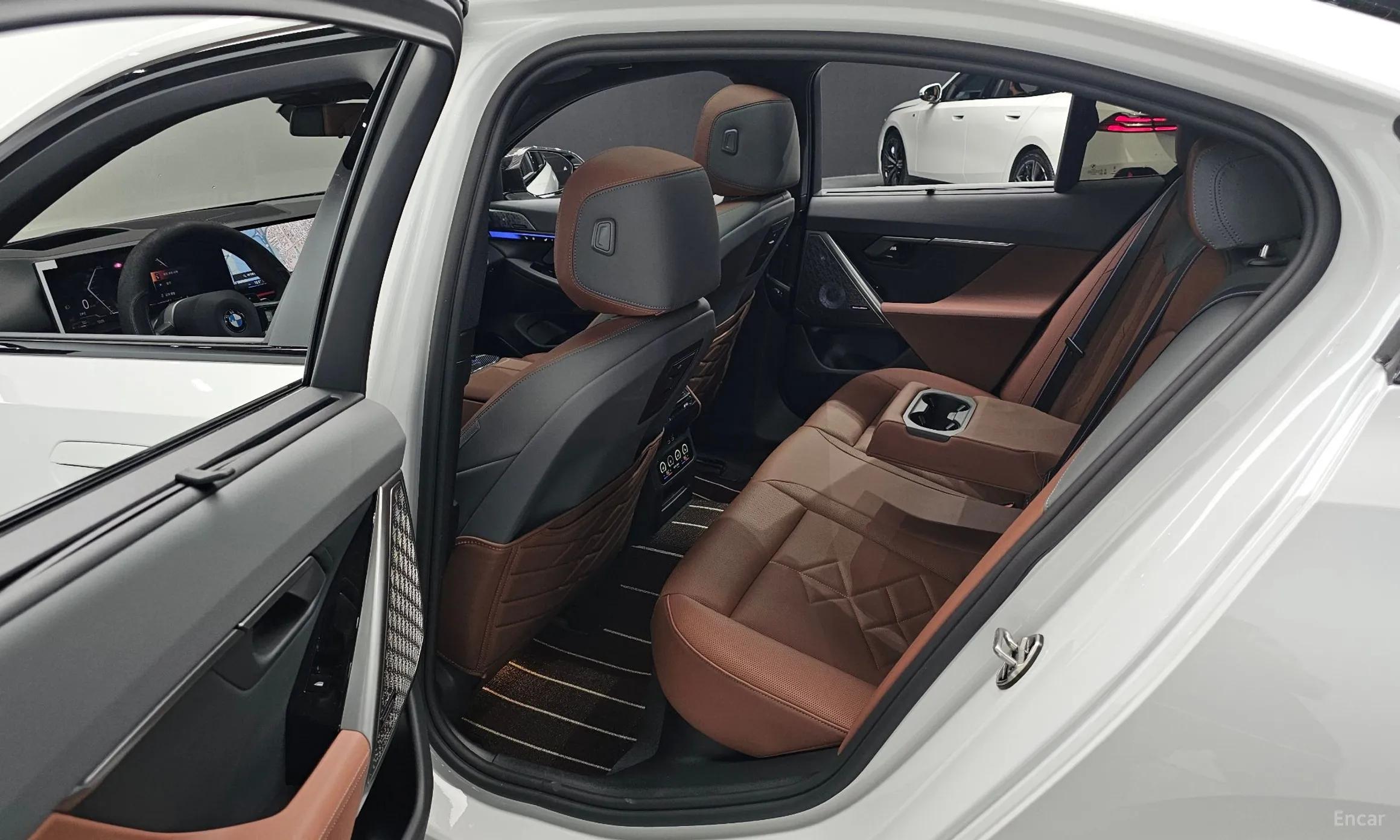 BMW 5 Series (G60) превью 12