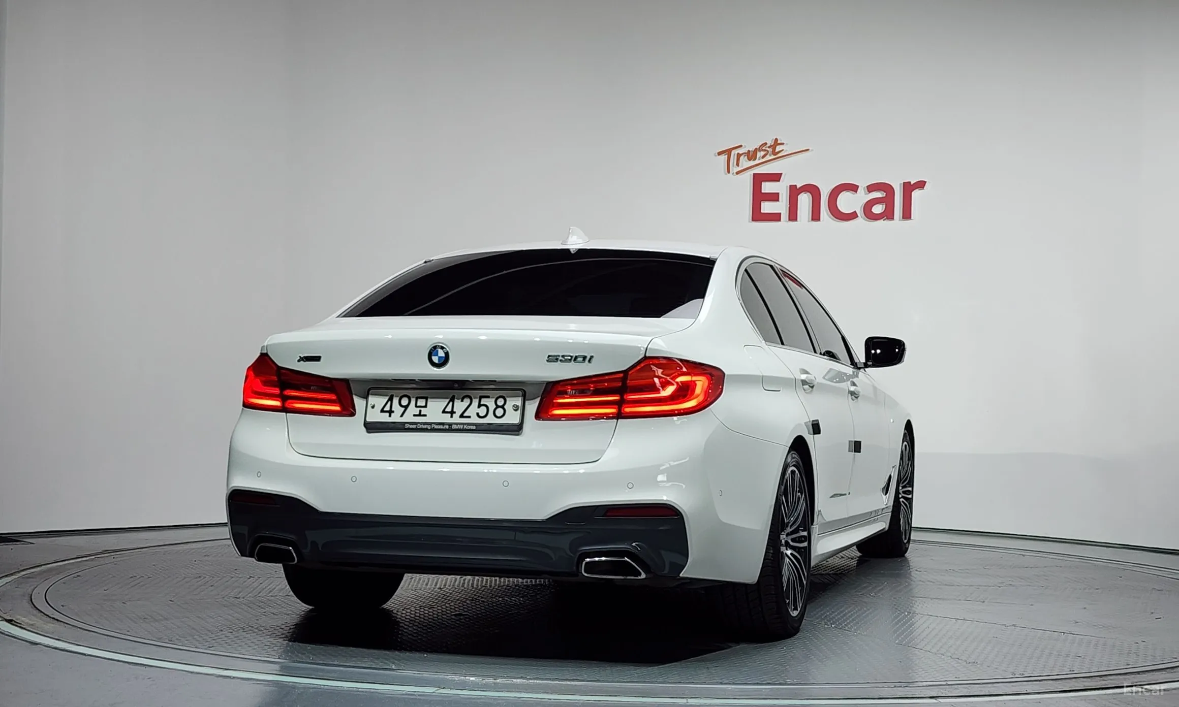 BMW 5 Series (G30) превью 4